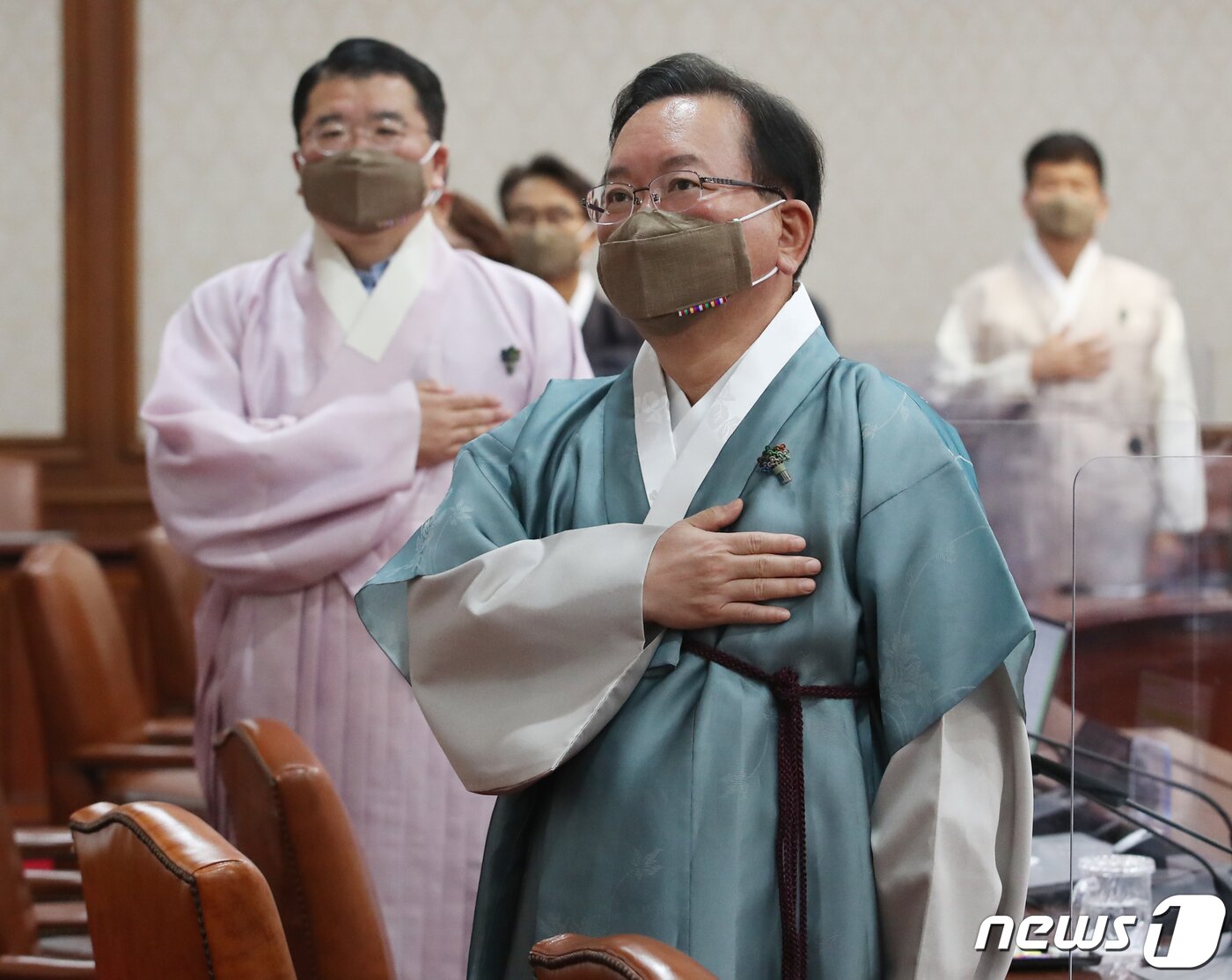 본문 이미지 - 김부겸 국무총리가 12일 서울 종로구 정부서울청사에서 열린 국무회의에 한복문화주간을 맞아 한복을 입고 국기에 경례를 하고 있다. 문화체육관광부는 한복문화 확산을 위해 지난 11일부터 오는 17일까지 일주일을 '2021 한복문화주간'으로 선정했다. 2021.10.12/뉴스1 ⓒ News1 송원영 기자