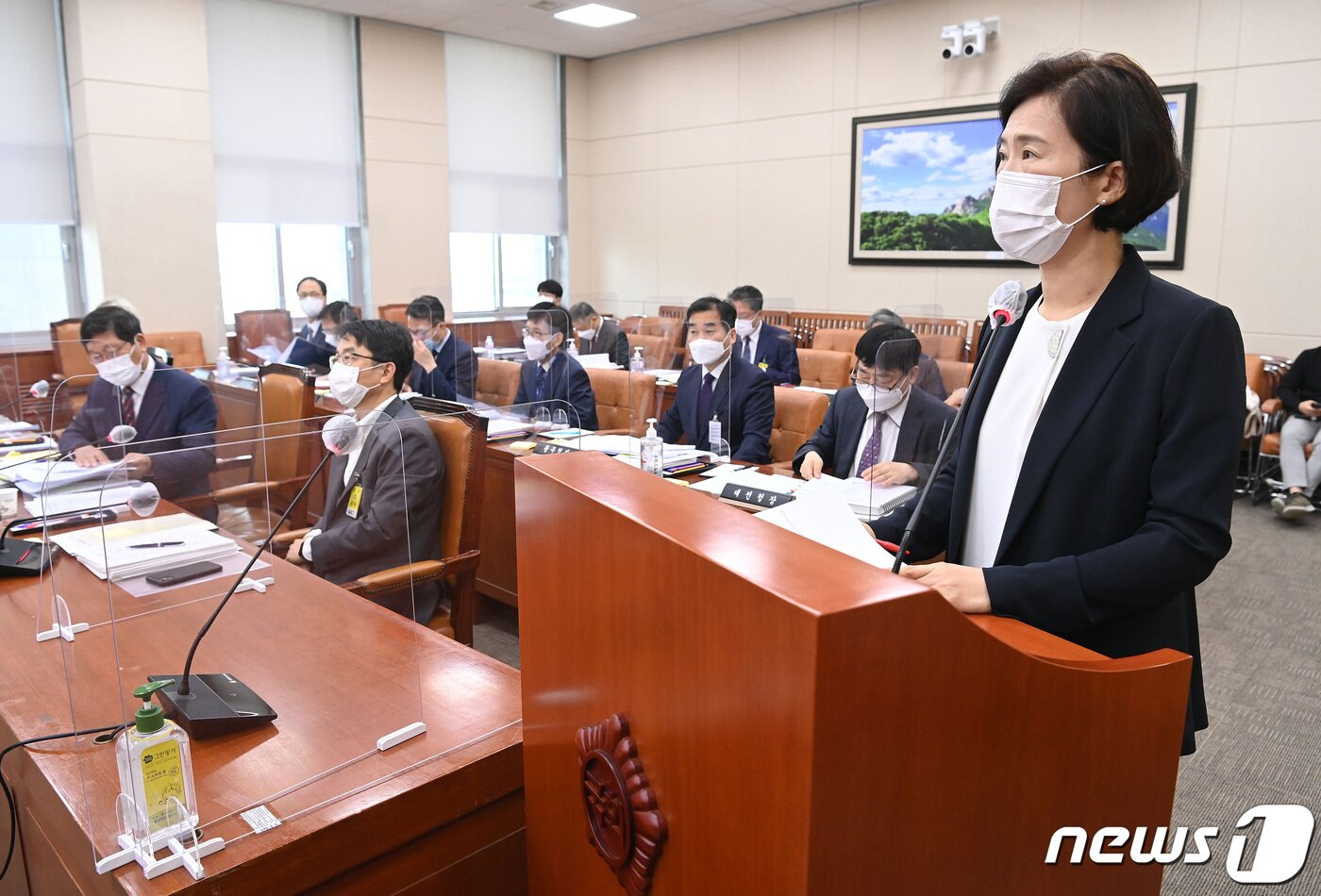 본문 이미지 - 12일 국정감사에 참석한 박성희 고용노동부 기획조정실장. 2021.10.12/뉴스1