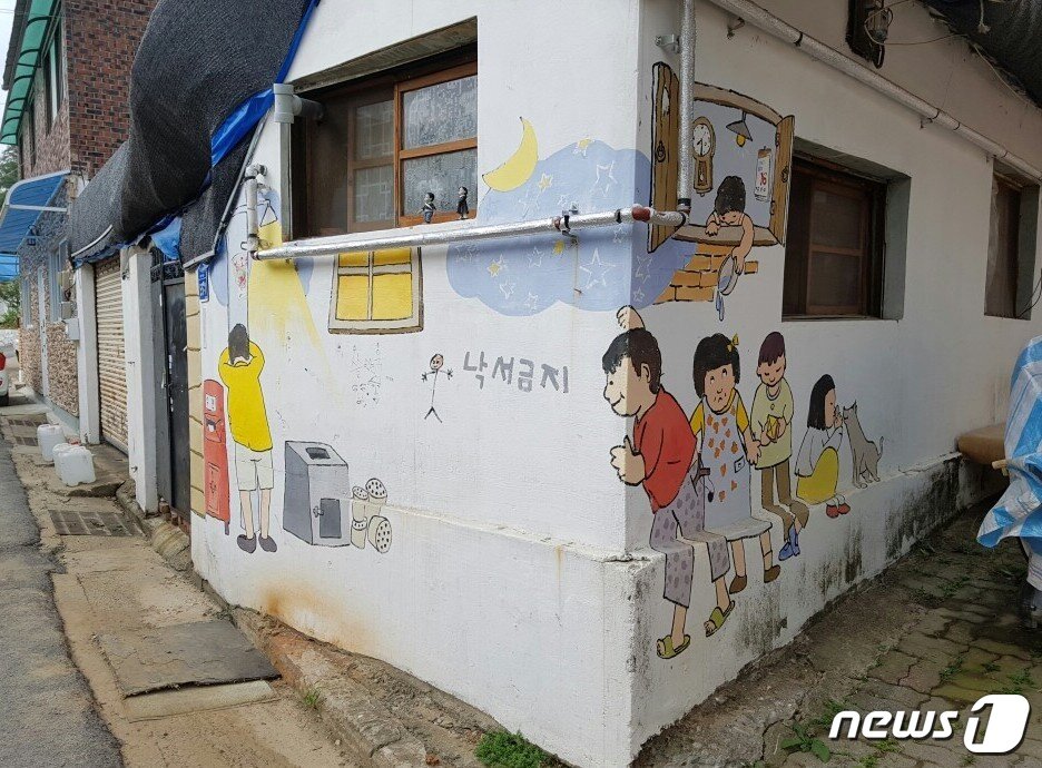 본문 이미지 - 충주시와 건국대 글로컬캠퍼스가 공동으로 추진한 공공디자인 추진이 각종 성과를 보이고 있다. 지현동 사과나무 이야기길 벽화 모습.(충주시 제공)2021.10.12/ⓒ 뉴스1