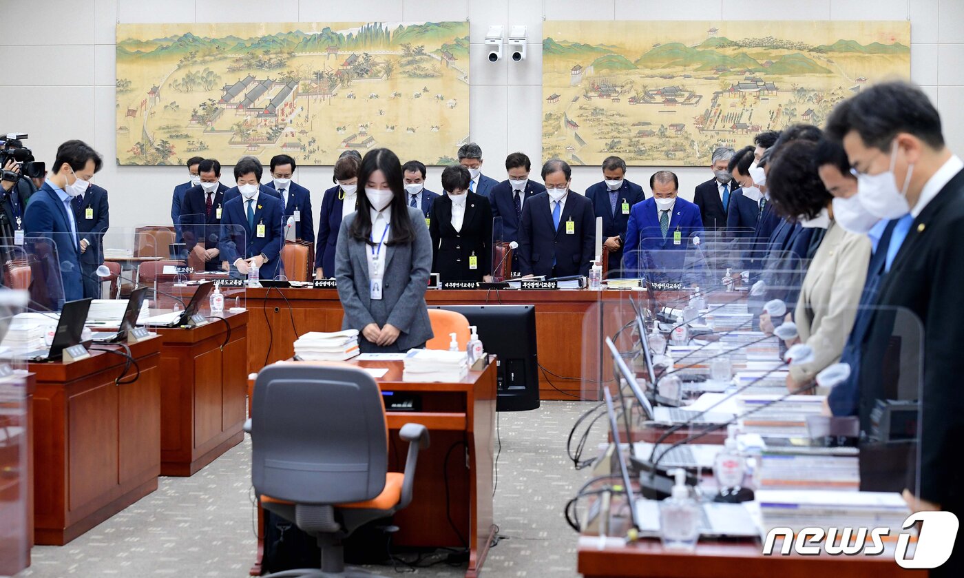 본문 이미지 - 12일 서울 여의도 국회에서 열린 교육위원회의 부산시교육청 등에 대한 국정감사에서 김석준 부산시 교육감과 대구, 광주, 울산, 제주, 전북, 전남, 경북, 경남 시도교육청 교육감 등이 여수 요트업체 현장실습중 사망한 고 홍정운 군을 추모하며 묵념하고 있다. 2021.10.12/뉴스1 ⓒ News1 오대일 기자