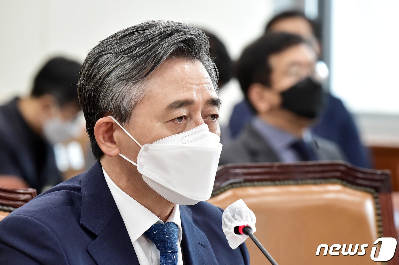 본문 이미지 - 양승동 KBS 사장이 12일 국회에서 열린 과학기술정보방송통신위원회의 KBS(한국방송공사)-EBS(한국교육방송공사) 국정감사에서 의원 질의에 답변하고 있다. 2021.10.12/뉴스1 ⓒ News1 이동해 기자