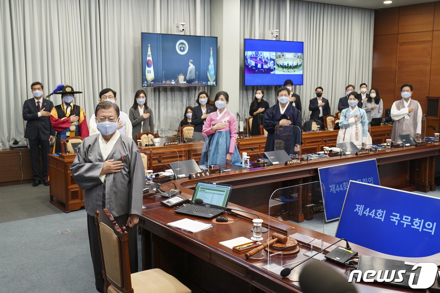 본문 이미지 - 문재인 대통령이 2021가을 한복문화주간을 맞아 12일 오전 청와대 여민관 영상회의실에서 열린 국무회의에 한복을 입고 참석해 국민의례를 하고 있다. 2021.10.12/뉴스1 ⓒ News1 이광호 기자