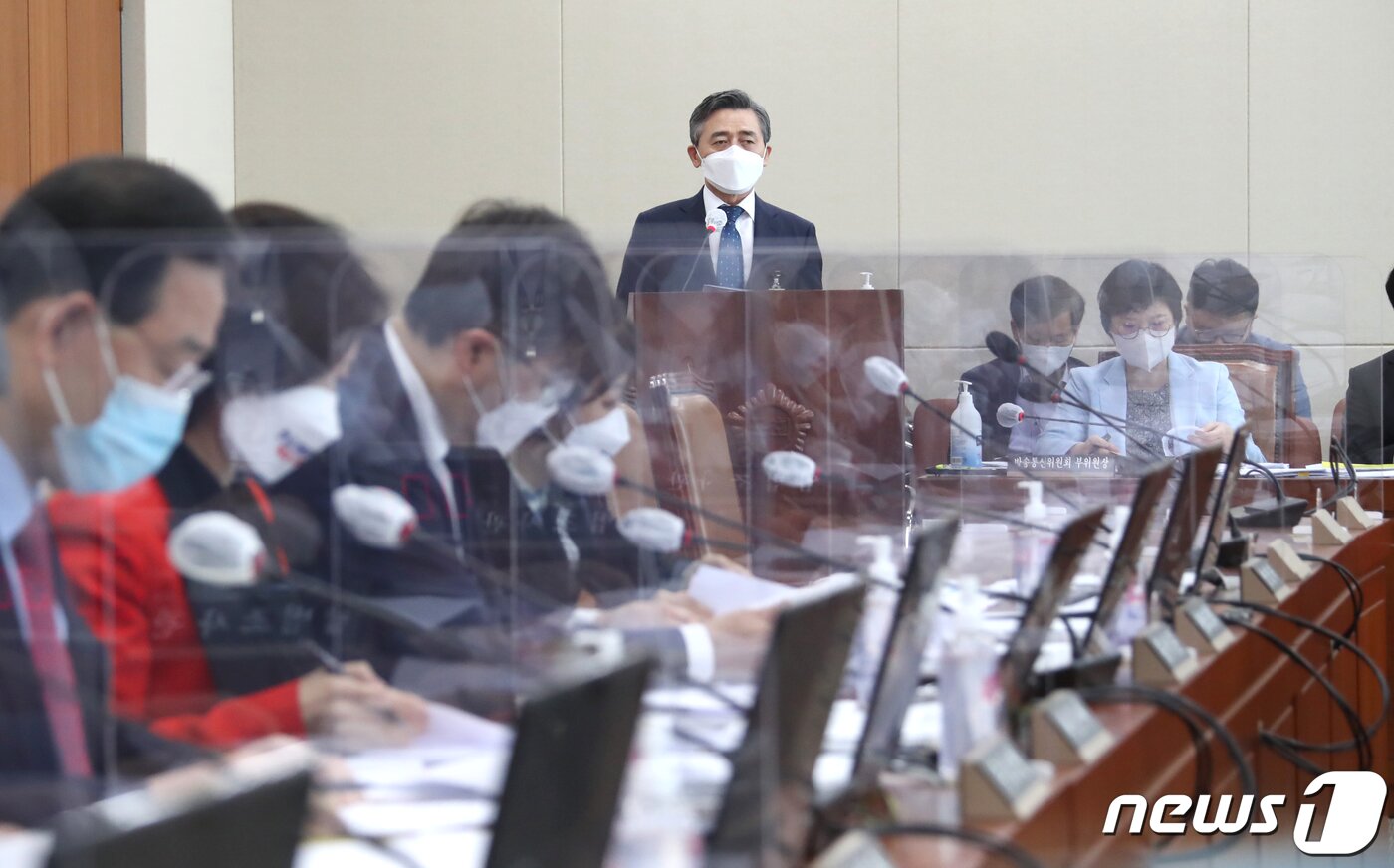 본문 이미지 - 양승동 KBS 사장이 12일 국회 과학기술정보방송통신위원회의 2021년도 KBS(한국방송공사)-EBS(한국교육방송공사) 국정감사에 출석해 기관보고를 하고 있다. 2021.10.12/뉴스1 ⓒ News1 오대일 기자