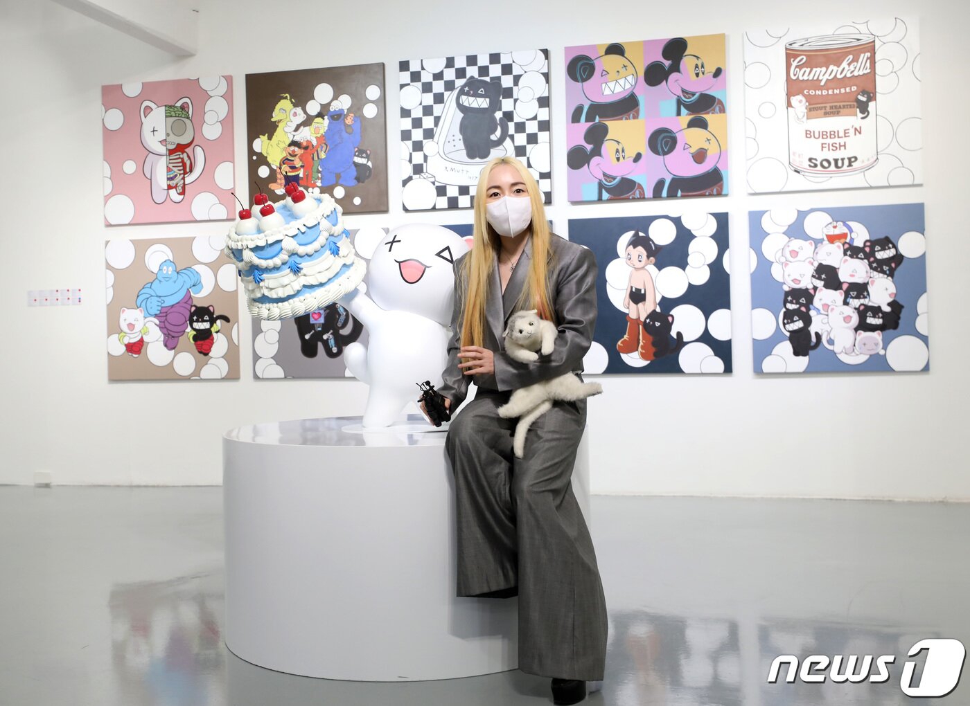 본문 이미지 - ‘팝아티스트’ 낸시랭이 12일 서울 종로구 갤러리그림손에서 열린 개인전 &#39;버블코코 Bubble Coco&#39; 기자간담회에서 자신의 작품을 설명하고 있다. ⓒ News1 권현진 기자