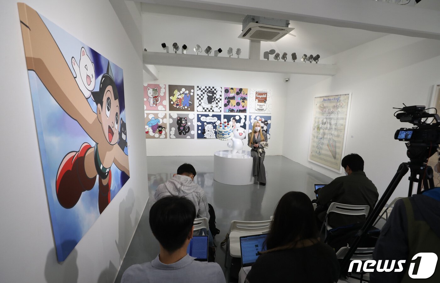 본문 이미지 - ‘팝아티스트’ 낸시랭이 12일 서울 종로구 갤러리그림손에서 열린 개인전 &#39;버블코코 Bubble Coco&#39; 기자간담회에서 작품 설명을 하고 있다. ⓒ News1 권현진 기자