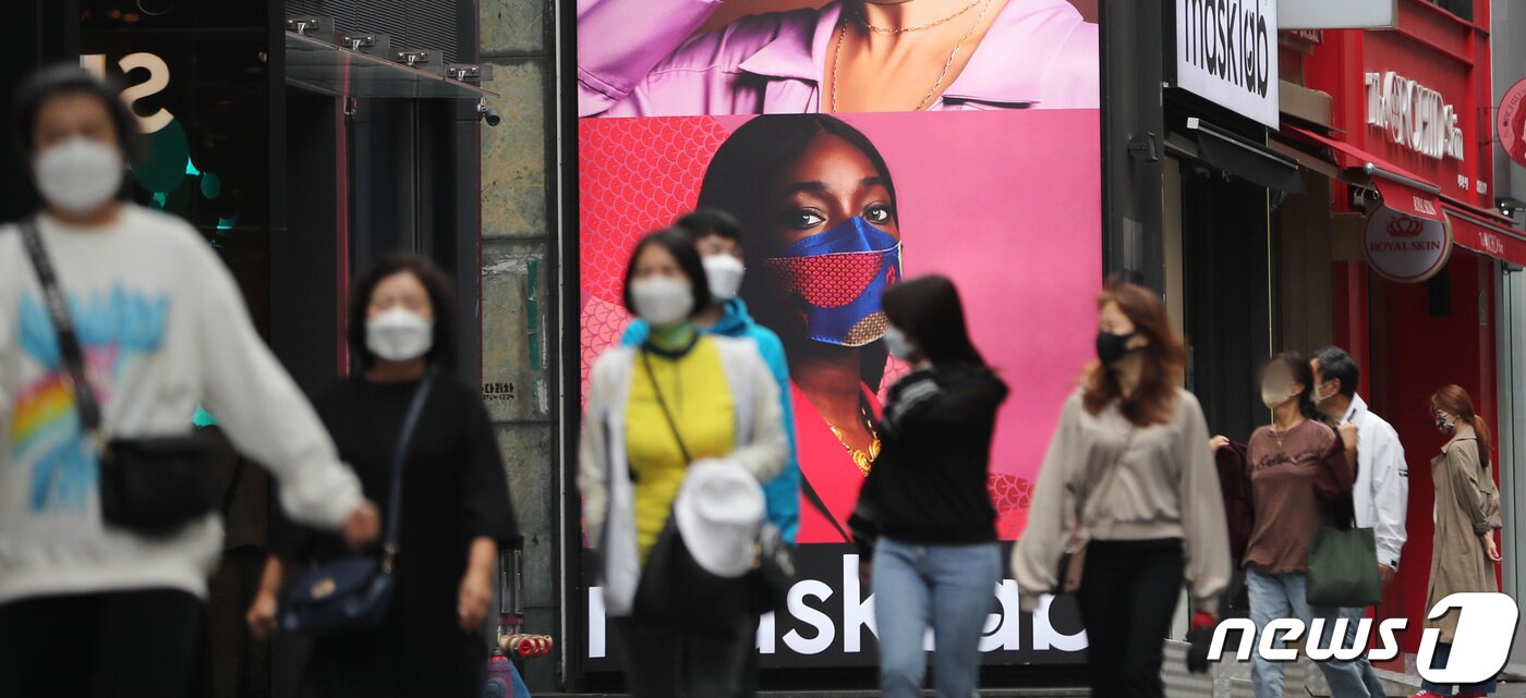 본문 이미지 - &#39;위드 코로나&#39; 체계전환 전 마지막 거리두기 조정 결과 발표를 앞둔 12일 서울 중구 명동거리가 어느정도 활기를 되찾은 모습을 보이고 있다. 손영래 중앙사고수습본부 사회전략반장은 12일 정례브리핑을 통해 &#34;다음 주부터 실시하게 되는 거리두기가 아마 단계적 일상회복을 위한 체계전환 전의 마지막 거리두기 조정이라고 판단한다＂며 ＂우선 금요일&#40;15일&#41;에 결정해서 발표하기 위해서 지금 실무적인 작업들을 하고 있는 중＂이라고 밝혔다. 한편 문재인 대통령은 이날 청와대 여민관에서 열린 제44차 국무회의에서 ＂최근 코로나 확진자 증가세가 둔화 추세를 보이고 있어 다행＂이라며 ＂지금까지 잘해왔듯이 조금만 더 견뎌내면 계획대로 모두가 희망하던 일상회복 단계로 나아갈 수 있을 것＂이라고 강조했다. 이성철 기자