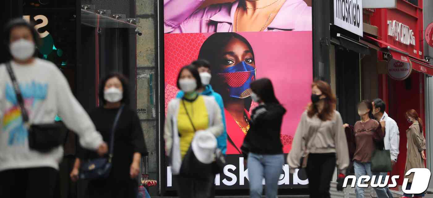 '위드 코로나' 체계전환 전 마지막 거리두기 조정 결과 발표를 앞둔 12일 서울 중구 명동거리가 어느정도 활기를 되찾은 모습을 보이고 있다. 손영래 중앙사고수습본부 사회전략반장은 12일 정례브리핑을 통해