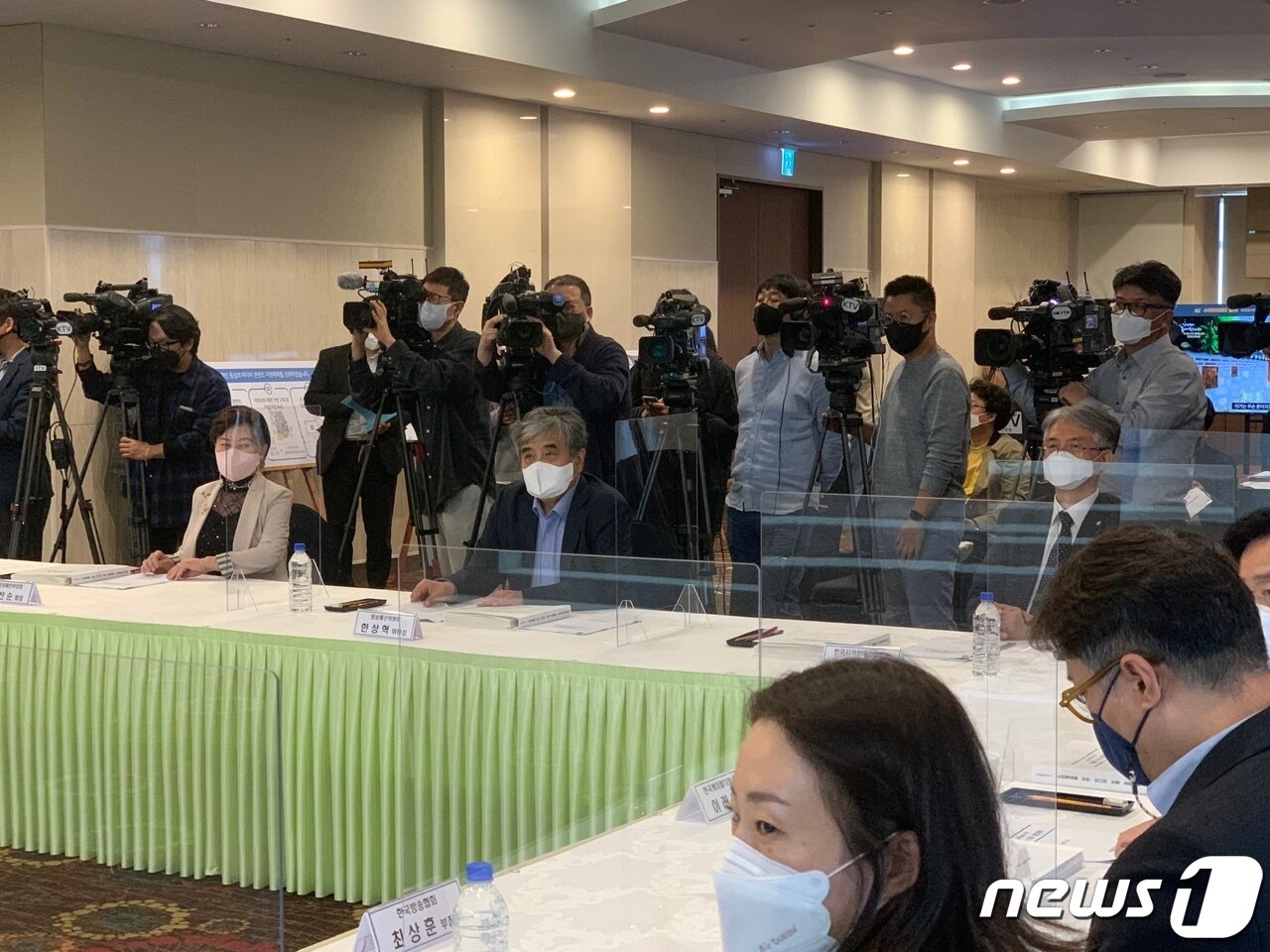본문 이미지 - 방송통신위원회(방통위)가 12일 '소외계층 미디어 포용 종합계획'을 발표했다. 방통위는 향후 5년간 비실시간 방송에서의 장애인 방송을 의무화하고 한국 수화 방송과 장애인TV 보급률 등을 확대하겠다고 밝혔다. ⓒ 뉴스1