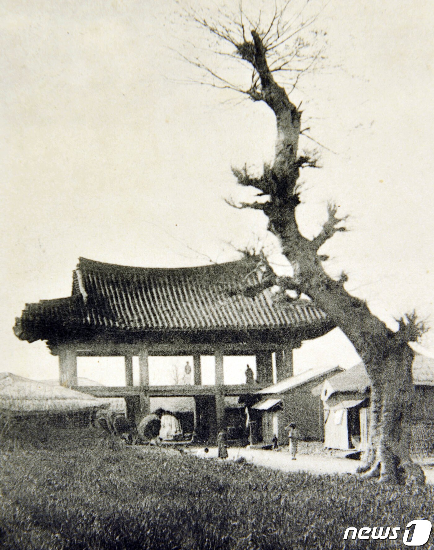 본문 이미지 - 1910년대 절양루 모습. 정양루는 충장로5가 끝 지점에 있던 2층 누각으로 조선시대 시내로 진입하는 관문이자 충장로의 시작점으로 간주됐다가 1916년 철거됐다.(광주시 제공)2021.10.12/뉴스1 ⓒ News1 박준배 기자