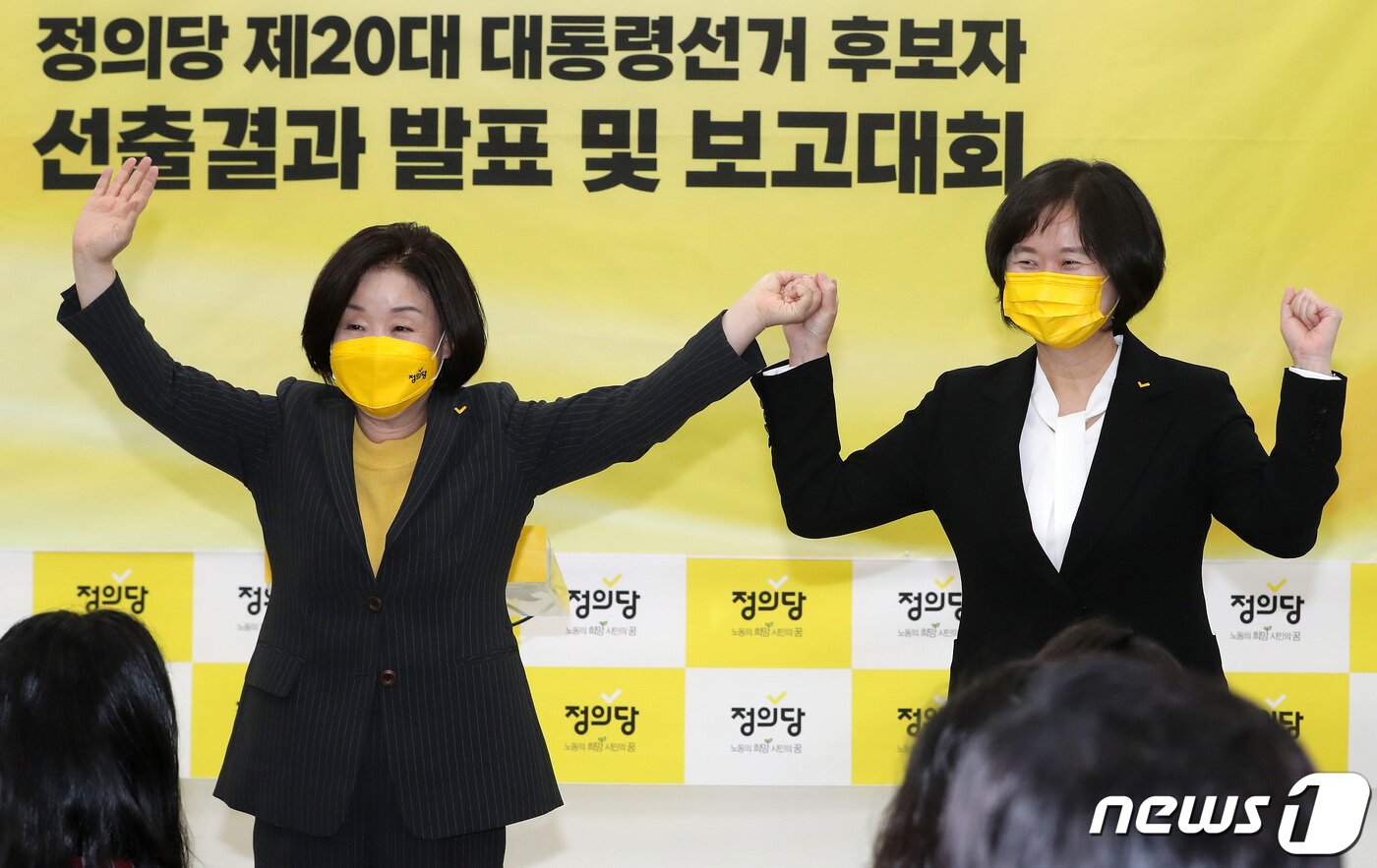본문 이미지 - 심상정, 이정미 정의당 후보가 12일 오후 국회에서 열린 정의당 제20대 대통령선거 후보자 선출결과 발표 및 보고대회에 앞서 기념사진을 찍고 있다. 이날 진행된 경선 결선 투표에서 심상정 의원은 이정미 전 대표를 꺾고 대선 후보자로 선출됐다. 2021.10.12/뉴스1 ⓒ News1 이동해 기자