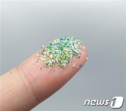 본문 이미지 - ‘생분해 마이크로비즈 시제품’ 실제 사진(화학연 제공)ⓒ 뉴스1
