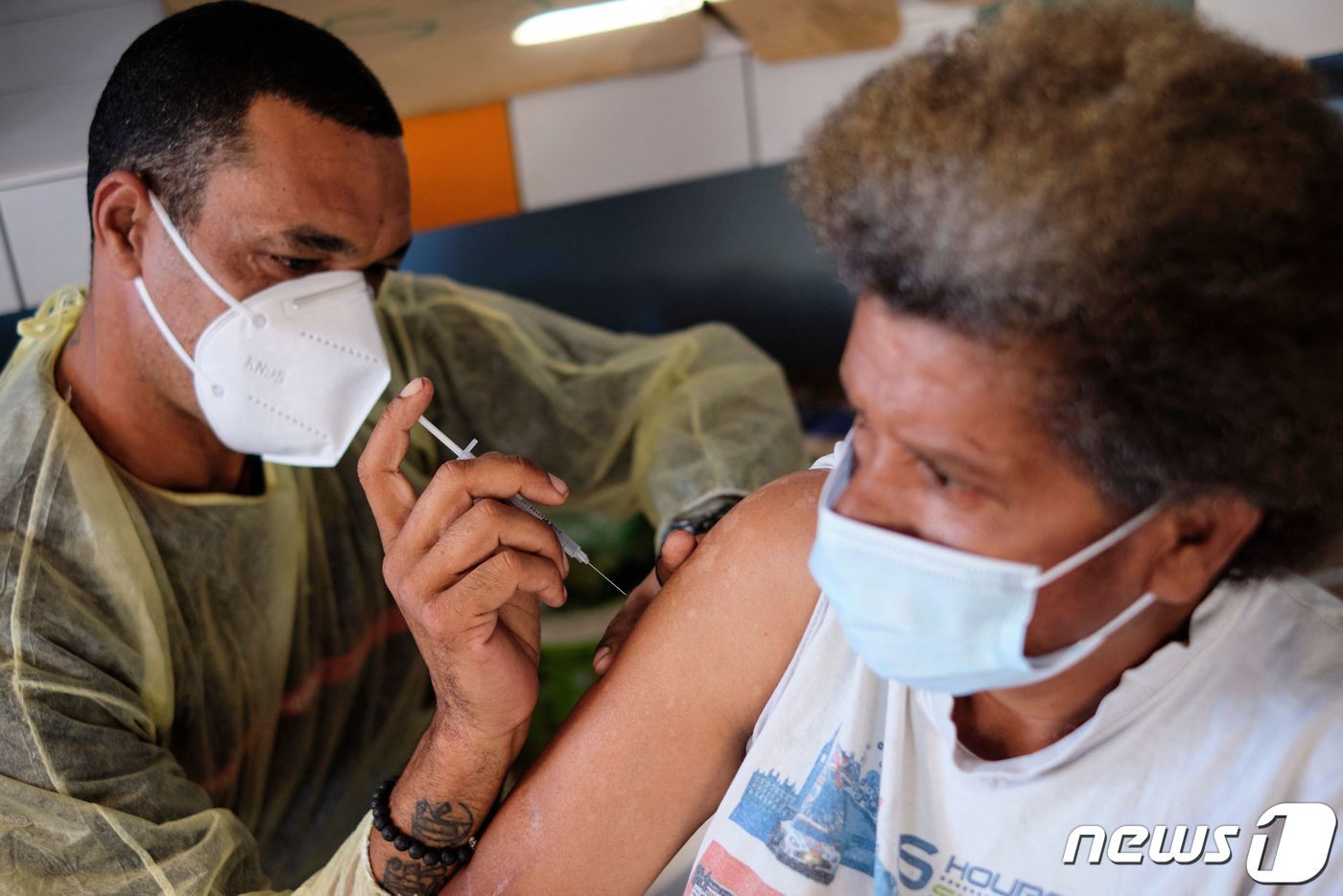 본문 이미지 - 11일&#40;현지시간&#41; 남태평양의 프랑스령 뉴칼레도니아 라포아에 마련된 코로나19 백신 접종소에서 주민이 화이자 백신을 맞고 있다. ⓒ AFP=뉴스1 ⓒ News1 우동명 기자