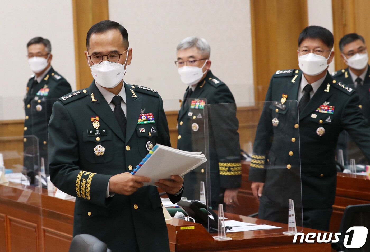 본문 이미지 - 남영신 육군참모총장이 지난 10월13일 충남 계룡대에서 열린 국회 국방위의 국정감사에 출석하고 있다. 2021.10.13/뉴스1 ⓒ News1 김기태 기자