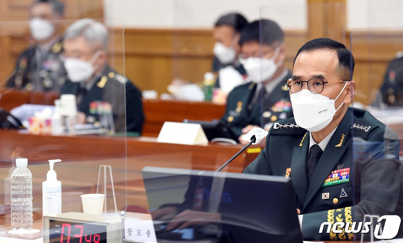 본문 이미지 - 남영신 육군참모총장이 지난 13일 충남 계룡대 육군본부에서 진행된 국회 국방위원회 국정감사에 출석, 여야 의원들의 질문에 답하고 있다. 2021.10.13/뉴스1 ⓒ News1 김기태 기자