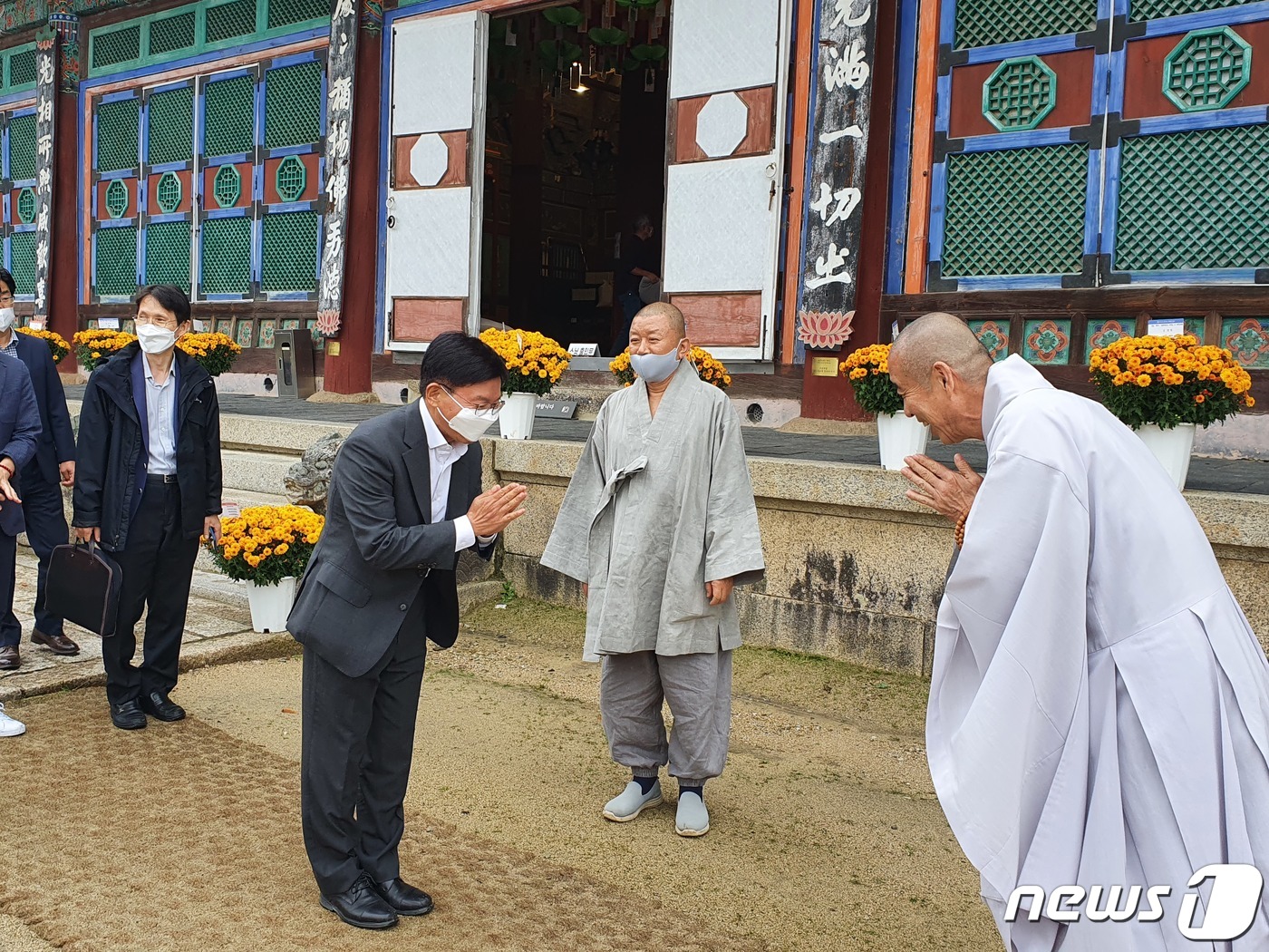 (서울=뉴스1) = 김현모 문화재청장(왼쪽)이 문화재 국가안전대진단 현장 점검 차 경남 합천 해인사를 방문, 관계자들과 인사하고 있다.사적 해인사는 통일신라에 지은 사찰로 국보 고 …