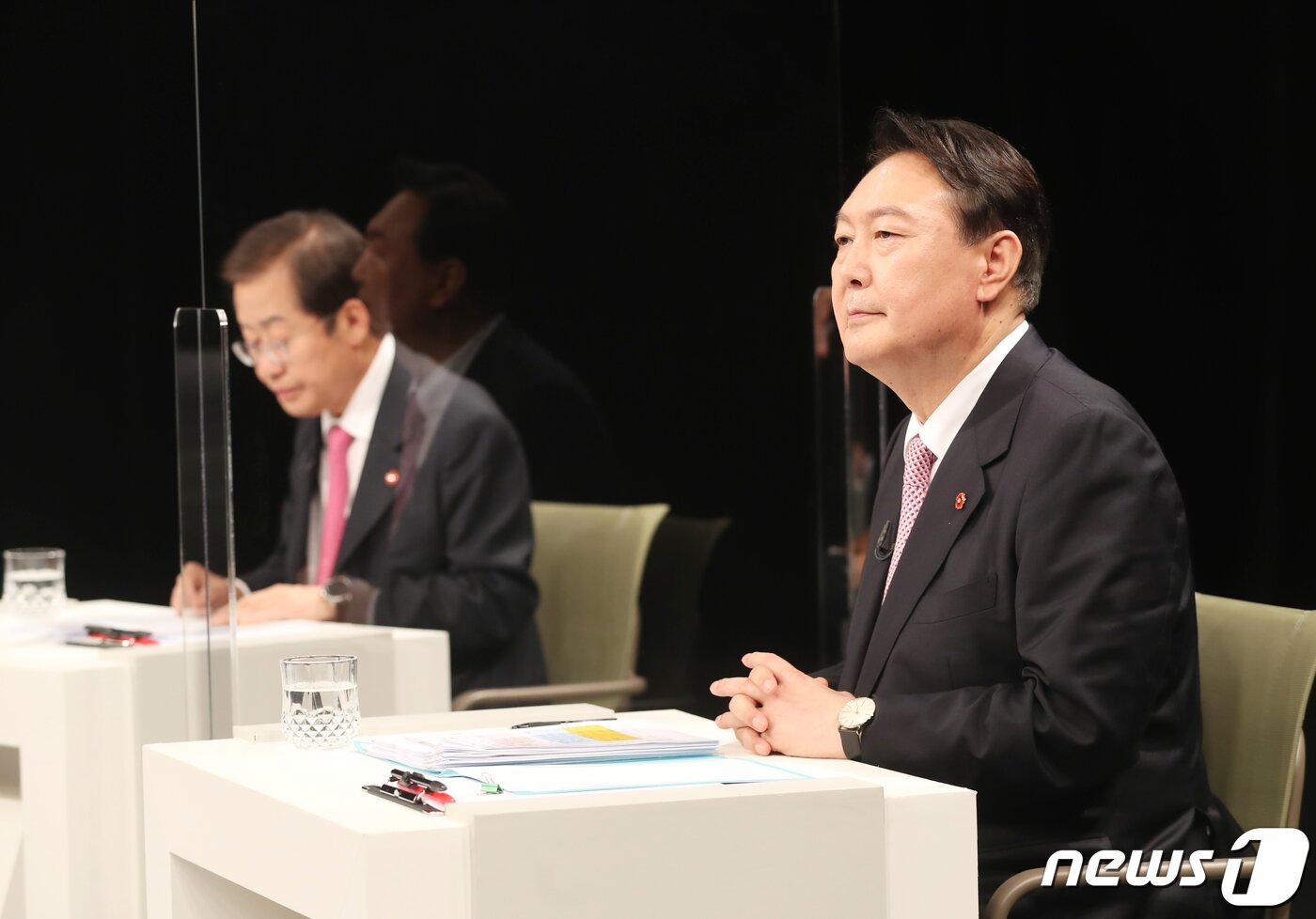 본문 이미지 - 홍준표, 윤석열 국민의힘 대선 경선 후보가 13일 오후 제주시 도남동 KBS제주방송총국에서 진행된 합동토론회에 앞서 리허설을 하고 있다. 2021.10.13/뉴스1 ⓒ News1 오현지 기자