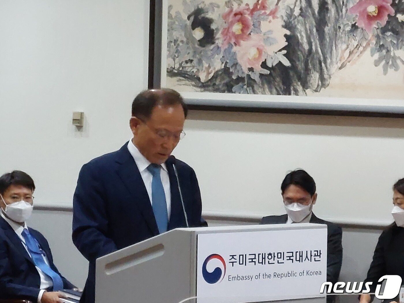 본문 이미지 - 이수혁 주미대사가 13일(현지시간) 워싱턴DC에서 열린 국회 이ㅗ교통일위원회의 국정감사에서 업무현황을 발표하고 있다.ⓒ 뉴스1