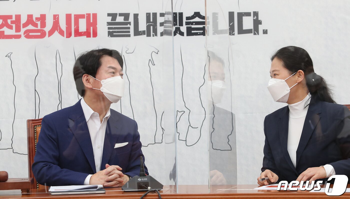 본문 이미지 - 안철수 국민의당 대표와 권은희 원내대표가 지난 10월 14일 오전 국회에서 열린 최고위원회의에서 대화를 하고 있다. 2021.10.14/뉴스1 ⓒ News1 이동해 기자