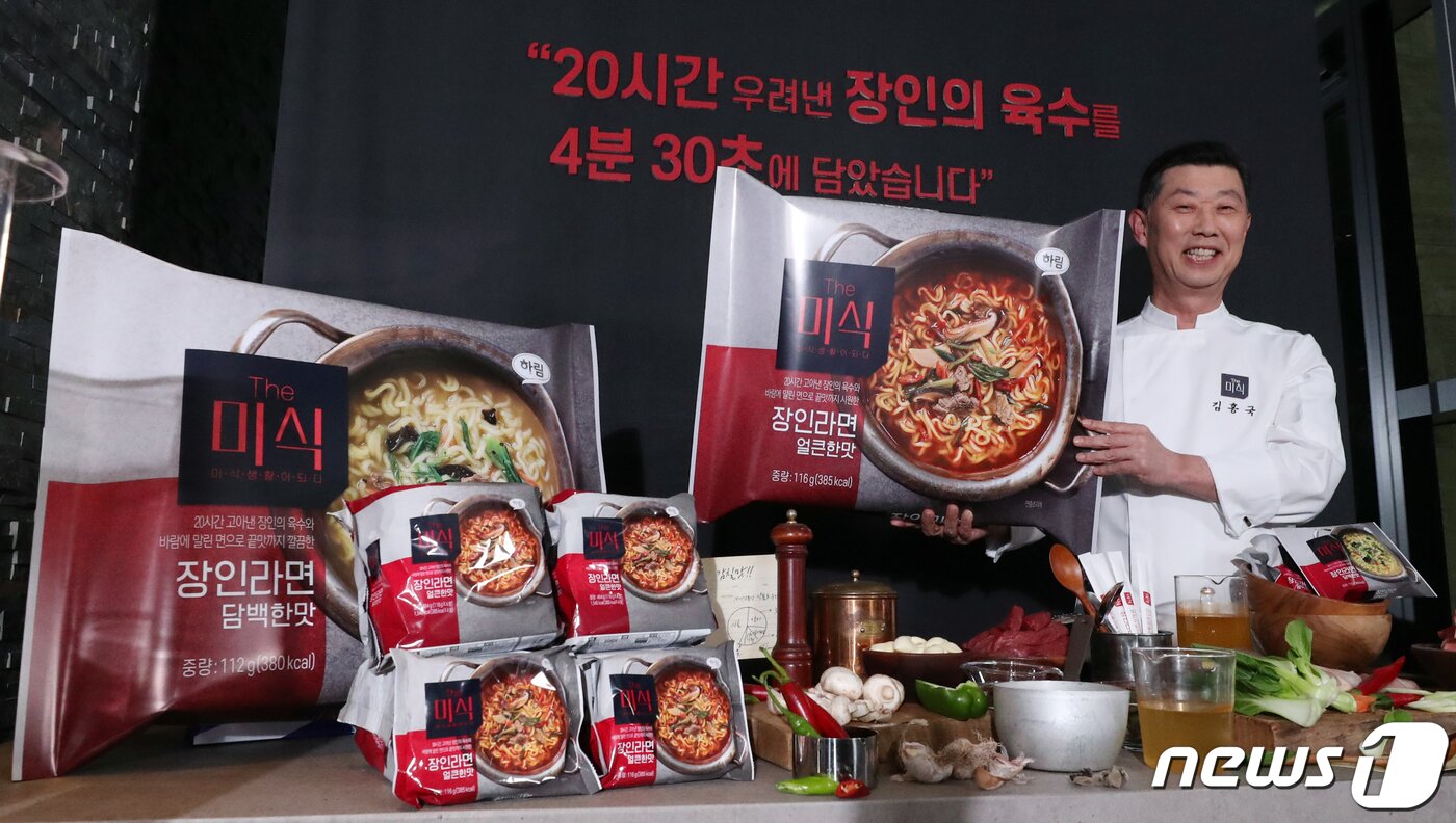 본문 이미지 - 김홍국 하림 그룹 회장이 14일 서울 강남구 본사에서 열린 'The미식 장인라면' 출시 행사에서 라면을 끓여서 맛보고 있다.  2021.10.14 ⓒ 뉴스1 김명섭 기자