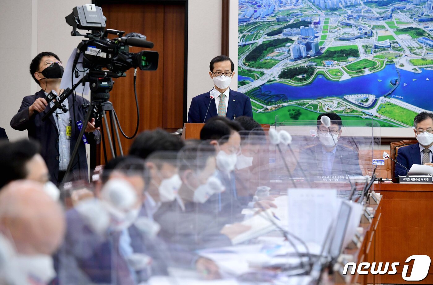 본문 이미지 - 14일 서울 여의도 국회에서 열린 국토교통위원회의 한국부동산원 등에 대한 국정감사에서 손태락 한국부동산원 원장이 인사말을 하고 있다. 2021.10.14/뉴스1 ⓒ News1 오대일 기자