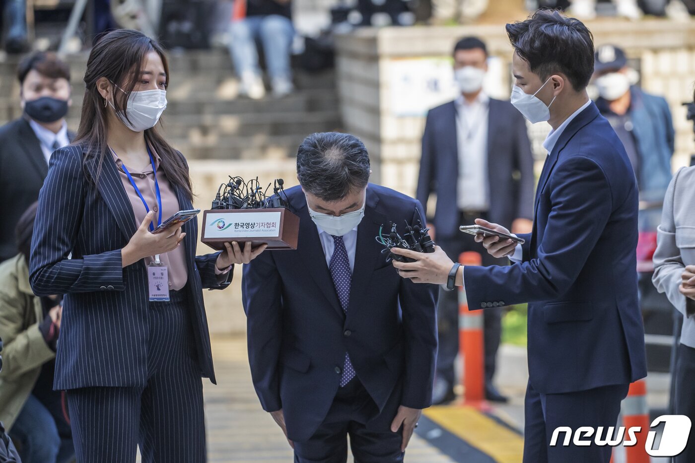 본문 이미지 - 경기 성남시 대장동 개발사업 특혜 의혹의 핵심 인물이자 화천대유의 대주주 김만배 씨가 구속 전 피의자심문&#40;영장실질심사&#41;을 받기 위해 14일 오전 서울 서초구 서울중앙지방법원에 출석하며 고개 숙이고 있다. 구속영장에 적시된 혐의는 모두 3가지로, 755억원 상당의 뇌물공여 혐의와 1100억원대의 특정경제가중처벌법상 배임 혐의, 55억원대의 횡령 혐의이다. 김씨의 구속 여부는 이르면 이날 오후 늦게 결정될 것으로 예상된다. 성동훈 기자