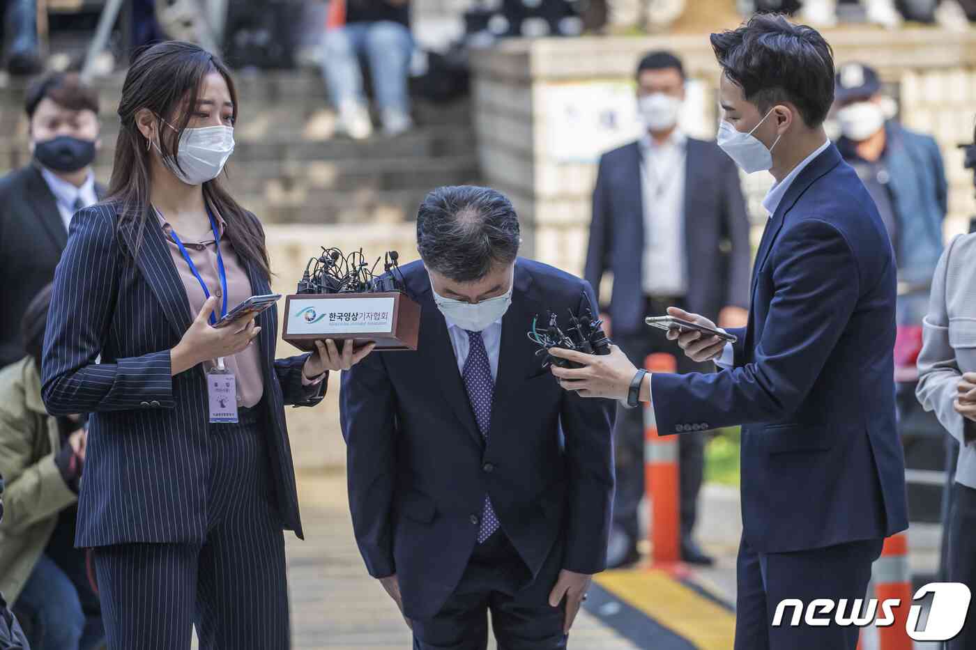 경기 성남시 대장동 개발사업 특혜 의혹의 핵심 인물이자 화천대유의 대주주 김만배 씨가 구속 전 피의자심문(영장실질심사)을 받기 위해 14일 오전 서울 서초구 서울중앙지방법원에 출석하며 고개 숙이고 있다. 구속영장에 적시된 혐의는 모두 3가지로, 755억원 상당의 뇌물공여 혐의와 1100억원대의 특정경제가중처벌법상 배임 혐의, 55억원대의 횡령 혐의이다. 김씨의 구속 여부는 이르면 이날 오후 늦게 결정될 것으로 예상된다. 성동훈 기자