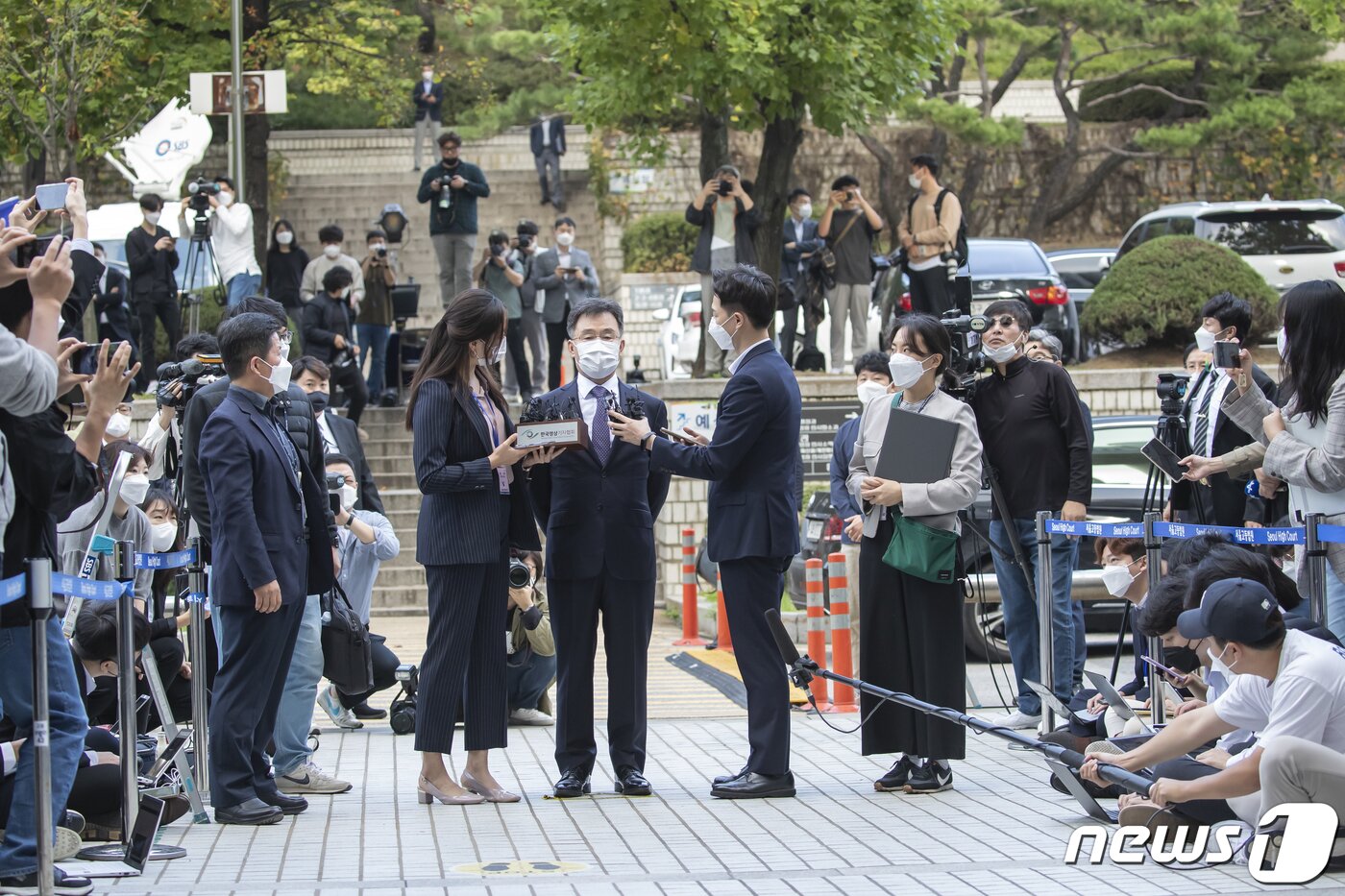 본문 이미지 - 경기 성남시 대장동 개발사업 특혜 의혹의 핵심 인물이자 화천대유의 대주주 김만배 씨가 구속 전 피의자심문&#40;영장실질심사&#41;을 받기 위해 14일 오전 서울 서초구 서울중앙지방법원에 출석하며 취재진의 질문을 받고 있다. 구속영장에 적시된 혐의는 모두 3가지로, 755억원 상당의 뇌물공여 혐의와 1100억원대의 특정경제가중처벌법상 배임 혐의, 55억원대의 횡령 혐의이다. 김씨의 구속 여부는 이르면 이날 오후 늦게 결정될 것으로 예상된다. 성동훈 기자
