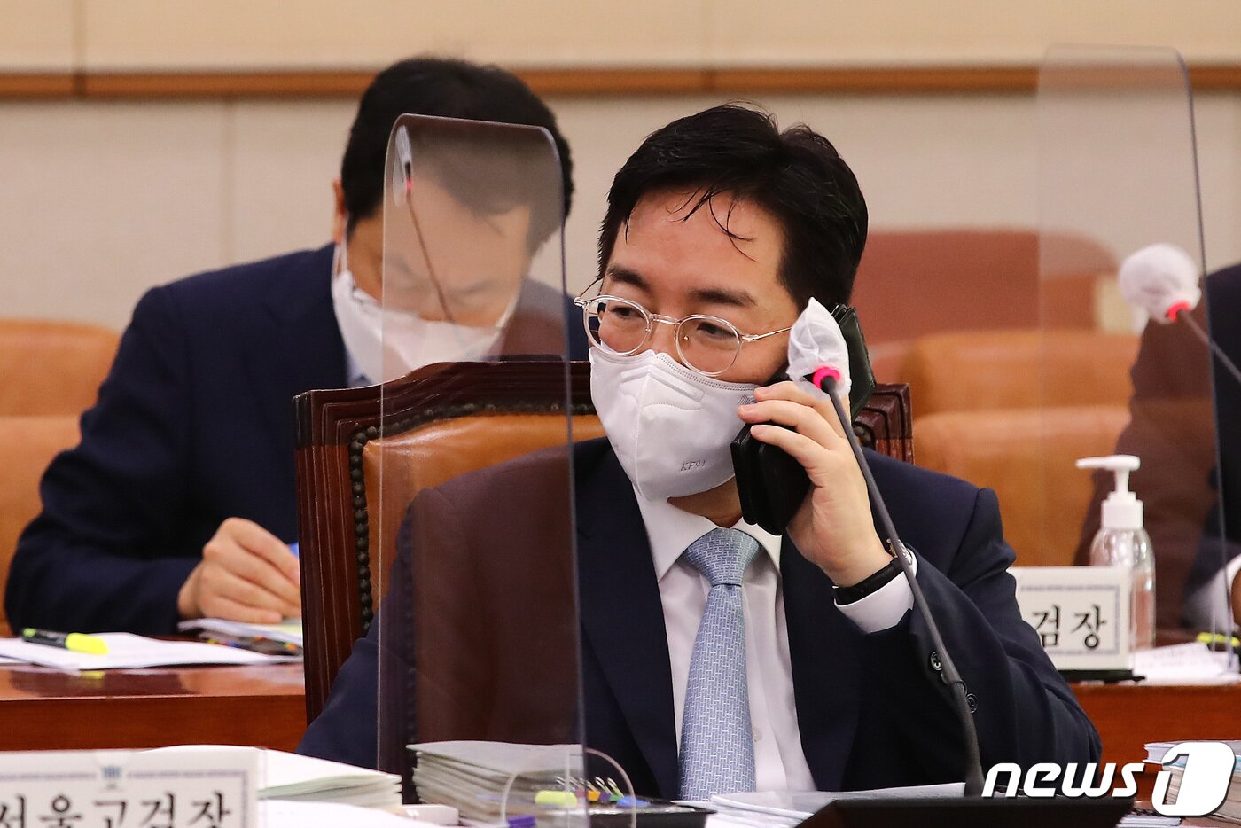 본문 이미지 - 심우정 서울 동부지검장이 14일 오전 국회 법제사법위원회에서 열린 서울고등검찰청, 수원고등검찰청 등에 대한 국정감사에 참석해 통화하고 있다. 2021.10.14/뉴스1 ⓒ News1 이동해 기자