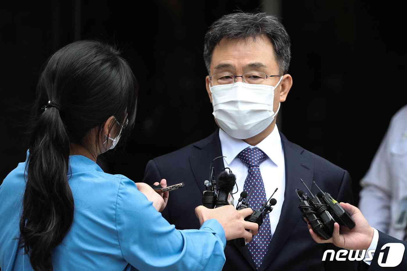 경기 성남시 대장동 개발사업 특혜 의혹의 핵심 인물이자 화천대유의 대주주 김만배 씨가 구속 전 피의자심문(영장실질심사)을 마치고 14일 오전 서울 서초구 서울중앙지방법원을 나서고 있다. 구속영장에 적시된 혐의는 모두 3가지로, 755억원 상당의 뇌물공여 혐의와 1100억원대의 특정경제가중처벌법상 배임 혐의, 55억원대의 횡령 혐의이다. 김씨의 구속 여부는 이르면 이날 오후 늦게 결정될 것으로 예상된다. 성동훈 기자