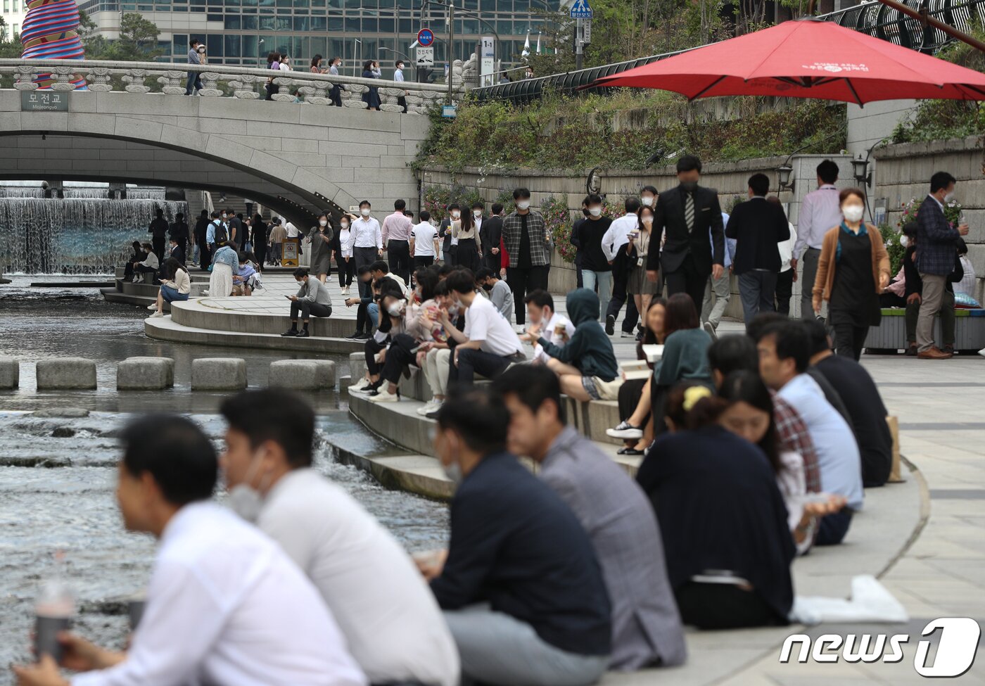 본문 이미지 - 14일 오후 서울 중구 청계천에서 직장인들이 점심시간을 이용해 휴식을 취하고 있다. 신종 코로나바이러스 감염증&#40;코로나19&#41; 확산 방지를 위해 오는 18일부터 적용될 사회적 거리두기 조정안이 15일 발표된다. 정부는 &#39;단계적 일상회복&#39;으로 불리는 한국형 위드 코로나 도입을 준비하고 있어 이번 조정안은 마지막 거리두기가 될 전망이다. 최근 백신 접종률 증가로 확진자 발생이 감소세로 접어들면서 마지막 거리두기는 단계적 일상회복의 &#39;예고편&#39; 가능성에 무게가 실리지만 최근 이동량이 코로나19 이전과 유사한 수준으로 회복했고, 한글날 연휴의 여파도 아직은 지켜봐야 하는 상황이다. 신웅수 기자