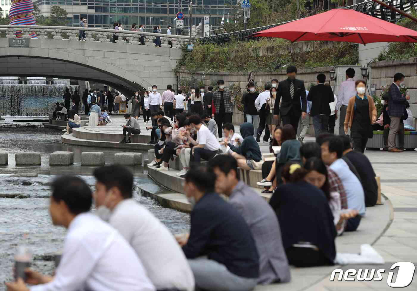 14일 오후 서울 중구 청계천에서 직장인들이 점심시간을 이용해 휴식을 취하고 있다. 신종 코로나바이러스 감염증(코로나19) 확산 방지를 위해 오는 18일부터 적용될 사회적 거리두기 조정안이 15일 발표된다. 정부는 '단계적 일상회복'으로 불리는 한국형 위드 코로나 도입을 준비하고 있어 이번 조정안은 마지막 거리두기가 될 전망이다. 최근 백신 접종률 증가로 확진자 발생이 감소세로 접어들면서 마지막 거리두기는 단계적 일상회복의 '예고편' 가능성에 무게가 실리지만 최근 이동량이 코로나19 이전과 유사한 수준으로 회복했고, 한글날 연휴의 여파도 아직은 지켜봐야 하는 상황이다. 신웅수 기자