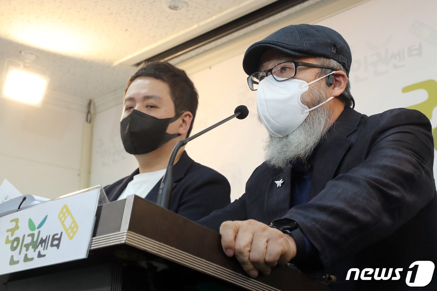 본문 이미지 - 고(故) 이예람 중사 아버지가 14일 오후 서울 마포구 군인권센터에서 열린 '공군 20비 성추행 피해자 故 이예람 중사 사망 사건 가해자 장 중사 변호인 제출 의견서 공개 기자회견'에서 발언을 하고 있다. 2021.10.14/뉴스1 ⓒ News1 황기선 기자