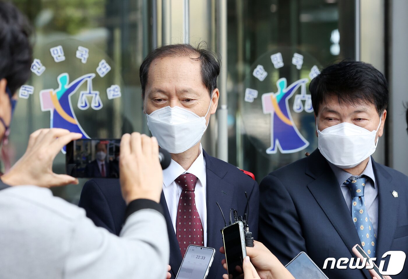 본문 이미지 - 윤석열 전 검찰총장 측 법률대리인 이완규, 손경식 변호사가 14일 오후 서울 서초구 서울행정법원에서 열린 윤 전 총장이 법무부 장관을 상대로 낸 징계처분 취소소송에 패소한 후 입장을 밝히고 있다. 2021.10.14/뉴스1 ⓒ News1 조태형 기자