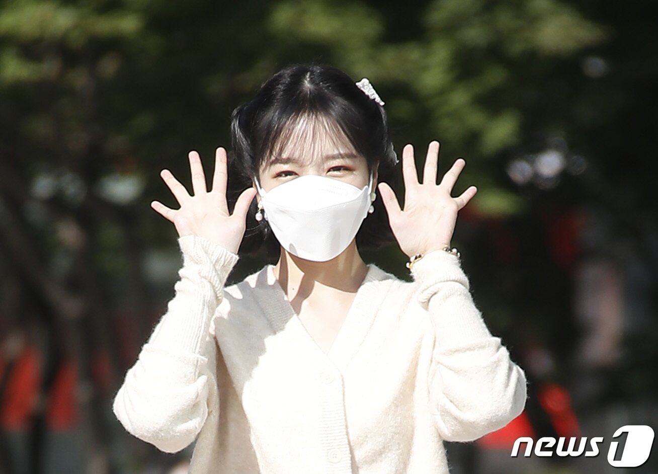 본문 이미지 - 가수 조유리가 14일 오후 서울 양천구 SBS목동에서 진행된 라디오 '두시탈출 컬투쇼'를 위해 방송국으로 들어서며 사랑스러운 인사를 하고 있다.  ⓒ News1 권현진 기자