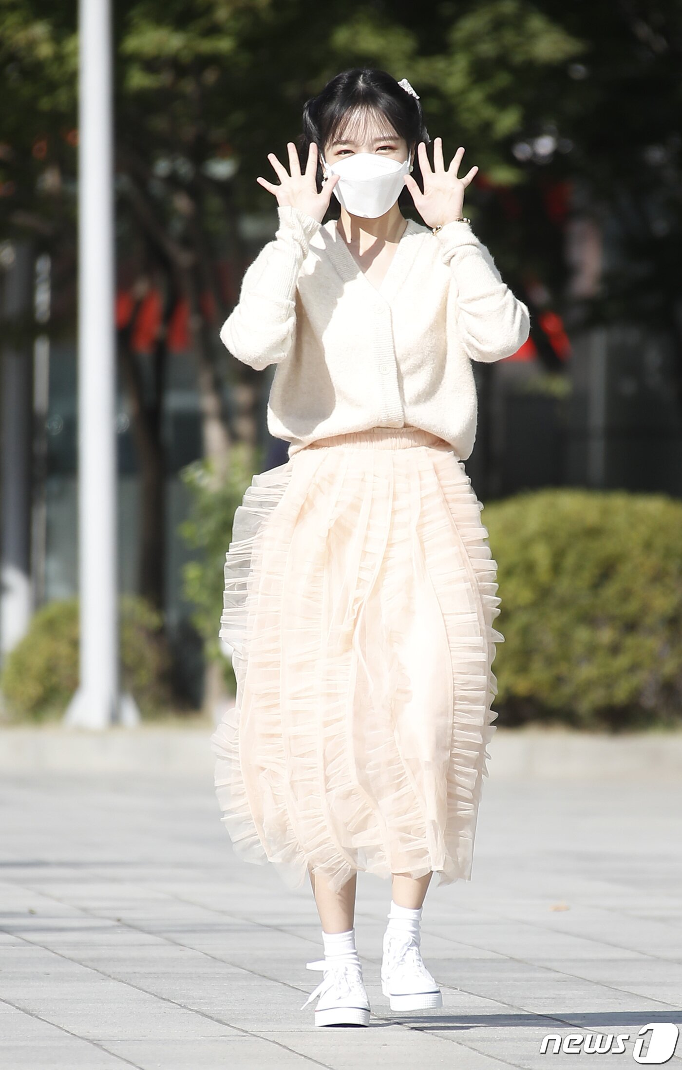 본문 이미지 - 아이즈원 전 멤버 조유리가 14일 오후 서울 양천구 SBS목동에서 진행된 라디오 '두시탈출 컬투쇼'를 위해 방송국으로 들어서며 인사를 하고 있다. ⓒ News1 권현진 기자