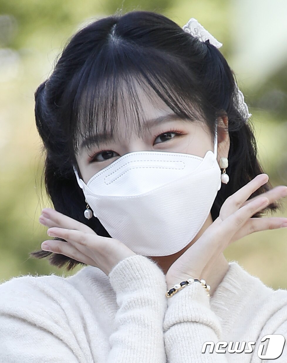 본문 이미지 - 아이즈원 전 멤버 조유리가 14일 오후 서울 양천구 SBS목동에서 진행된 라디오 '두시탈출 컬투쇼'를 위해 방송국으로 들어서며 사랑스러운 꽃받침 포즈를 취하고 있다. ⓒ News1 권현진 기자