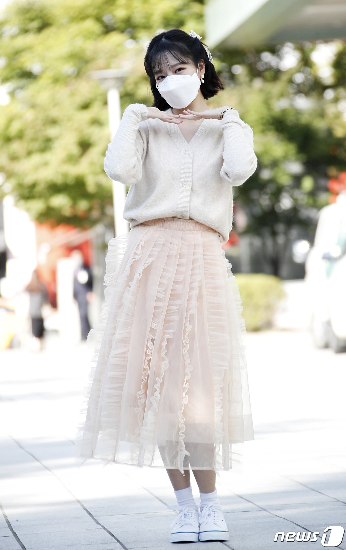 본문 이미지 - 가수 조유리가 14일 오후 서울 양천구 SBS목동에서 진행된 라디오 '두시탈출 컬투쇼'를 위해 방송국으로 들어서며 예쁜 인사를 하고 있다. ⓒ News1 권현진 기자