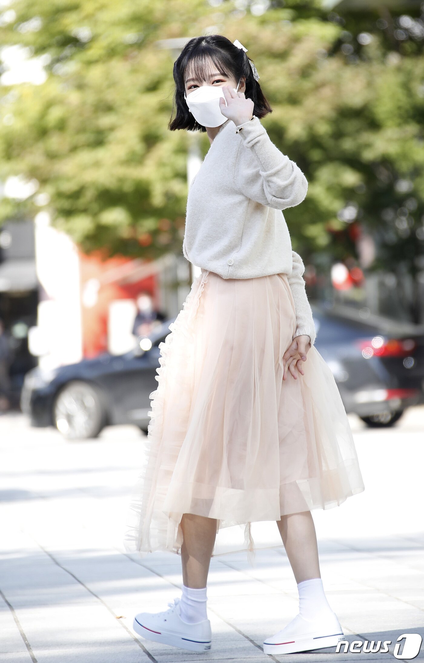 본문 이미지 - 아이즈원 전 멤버 조유리가 14일 오후 서울 양천구 SBS목동에서 진행된 라디오 '두시탈출 컬투쇼'에 출근을 하며 사랑스러운 인사를 하고 있다.  ⓒ News1 권현진 기자