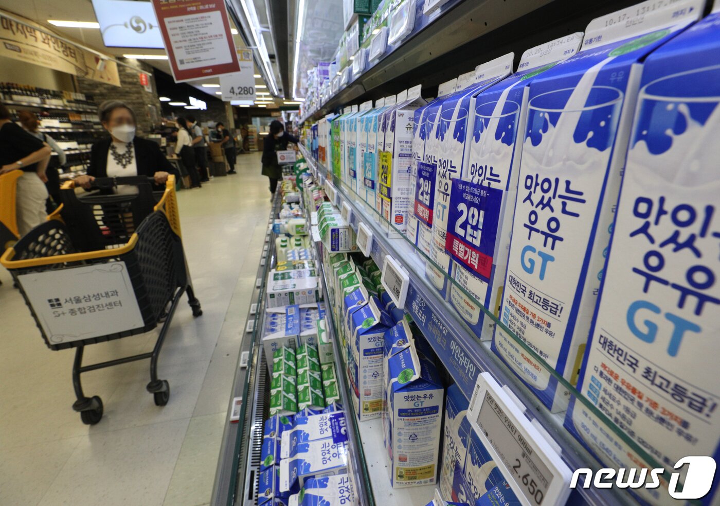 본문 이미지 - 서울의 한 대형마트에서 시민들이 우유를 고르고 있다. 2021.10.14/뉴스1 ⓒ News1 신웅수 기자