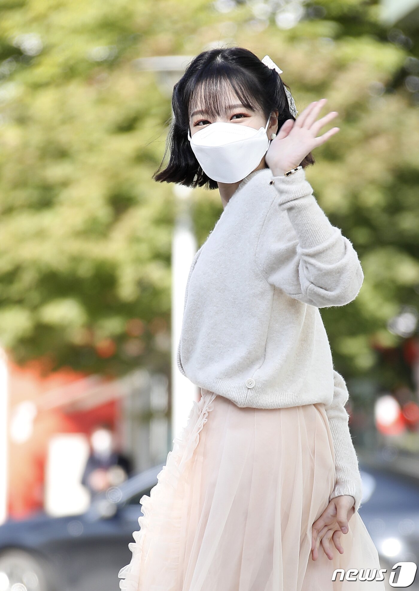 본문 이미지 - 아이즈원 전 멤버 조유리가 14일 오후 서울 양천구 SBS목동에서 진행된 라디오 '두시탈출 컬투쇼'에 참석하며 인사를 하고 있다. ⓒ News1 권현진 기자