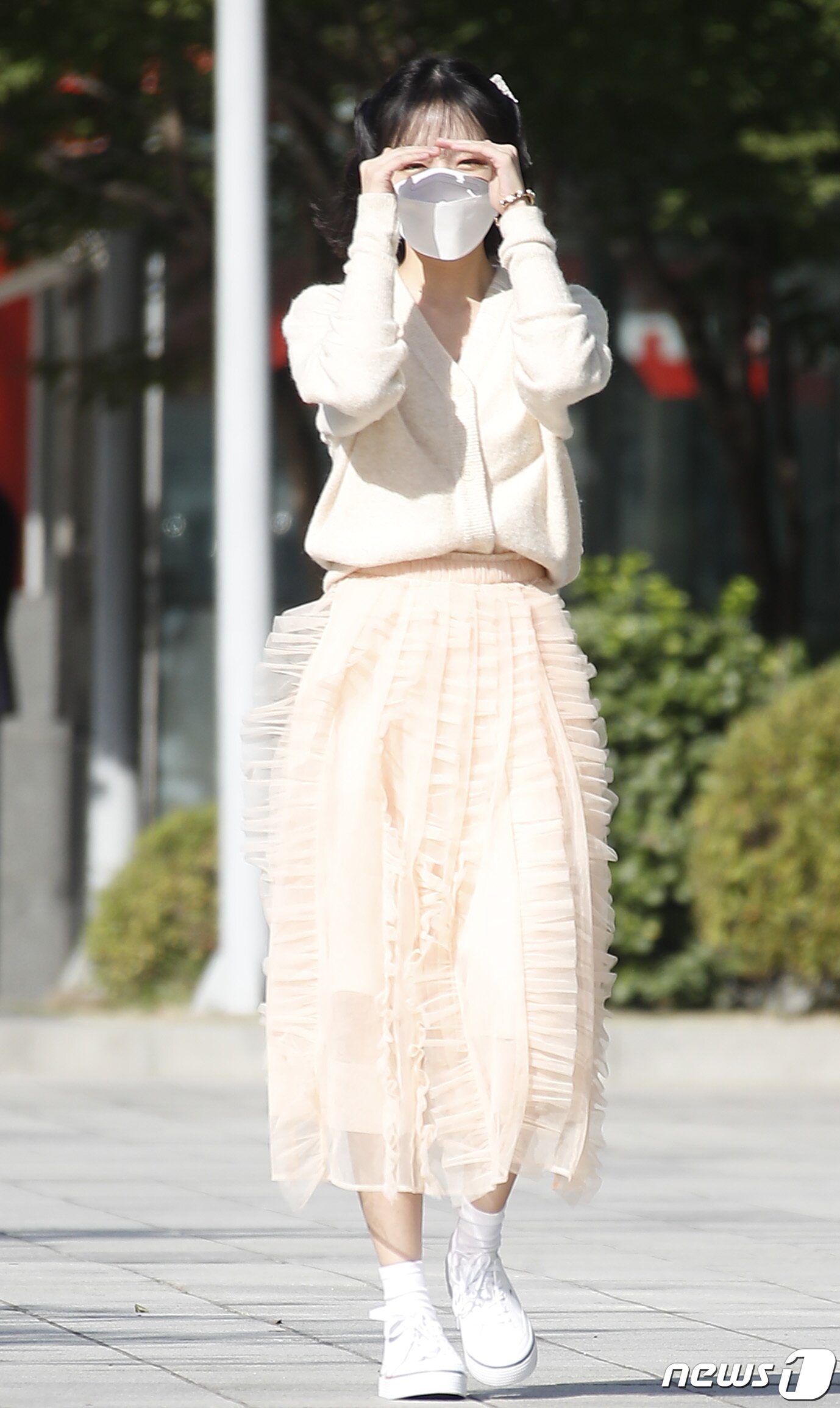 본문 이미지 - 가수 조유리가 14일 오후 서울 양천구 SBS목동에서 진행된 라디오 '두시탈출 컬투쇼'를 위해 방송국으로 들어서고 있다.  ⓒ News1 권현진 기자