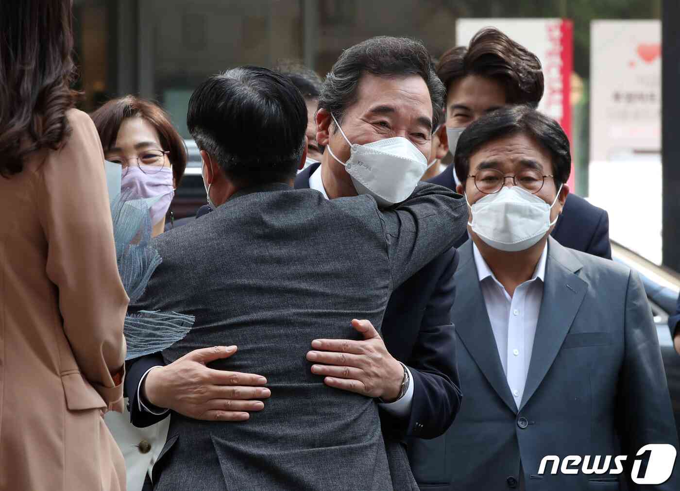 더불어민주당 대선 경선 결과 승복 입장을 밝힌 이낙연 전 대표가 14일 오후 서울 여의도 대산빌딩에서 열린 필연캠프 해단식에 참석하며 지지자들과 포옹을 하고 있다. 오대일 기자
