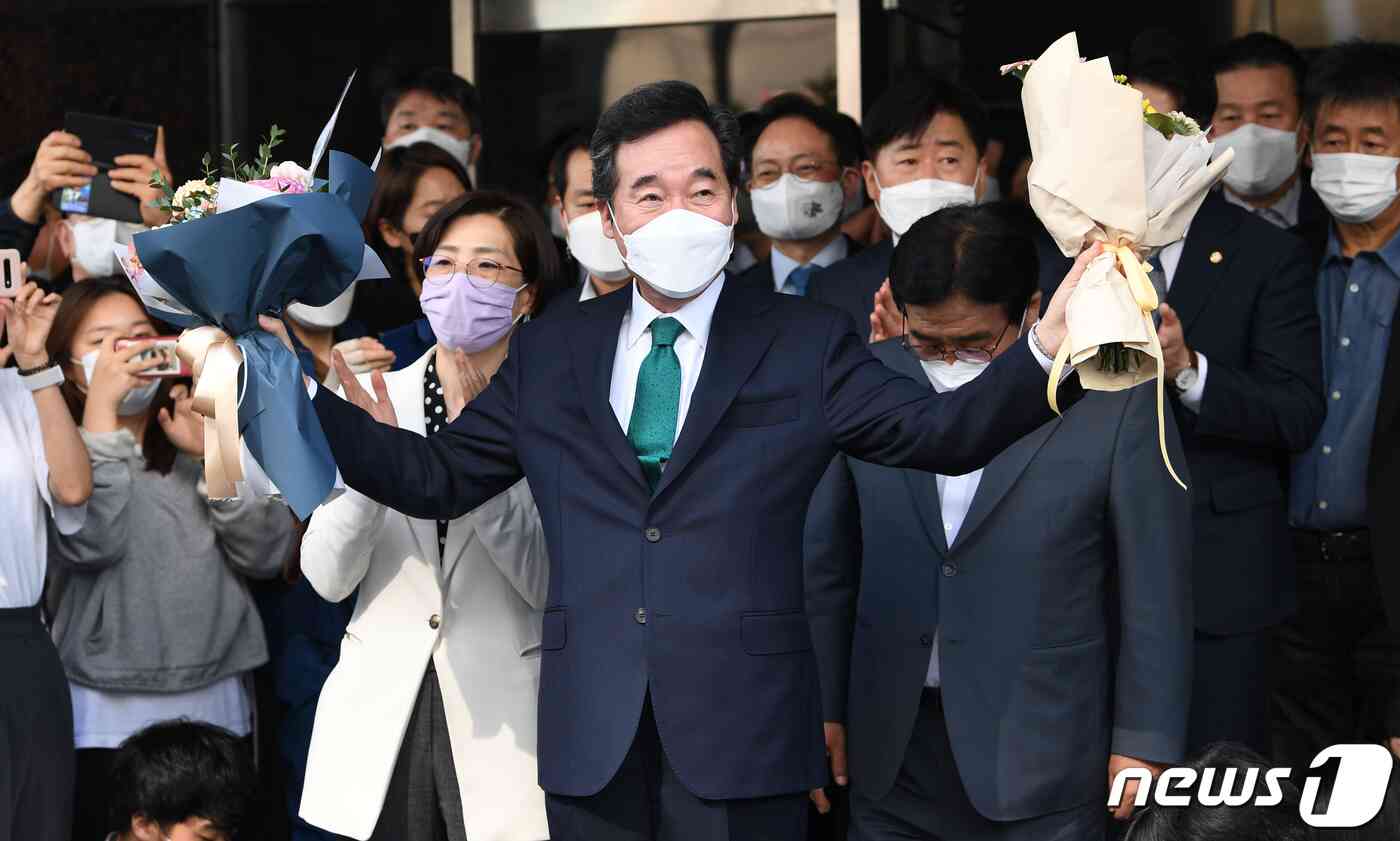 더불어민주당 대선 경선 결과 승복 입장을 밝힌 이낙연 전 대표가 14일 오후 서울 여의도 대산빌딩에서 열린 필연캠프 해단식에서 지지자들에게 인사하고 있다. 오대일 기자
