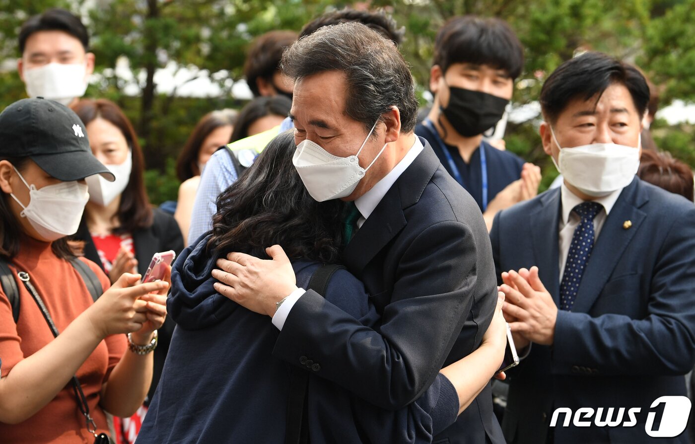 본문 이미지 - 더불어민주당 대선 경선 결과 승복 입장을 밝힌 이낙연 전 대표가 14일 오후 서울 여의도 대산빌딩에서 열린 필연캠프 해단식에서 지지자롸 포옹하고 있다. 오대일 기자