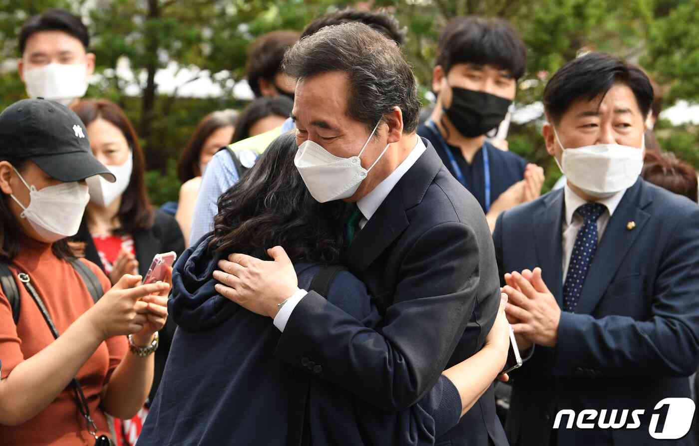 더불어민주당 대선 경선 결과 승복 입장을 밝힌 이낙연 전 대표가 14일 오후 서울 여의도 대산빌딩에서 열린 필연캠프 해단식에서 지지자롸 포옹하고 있다. 오대일 기자