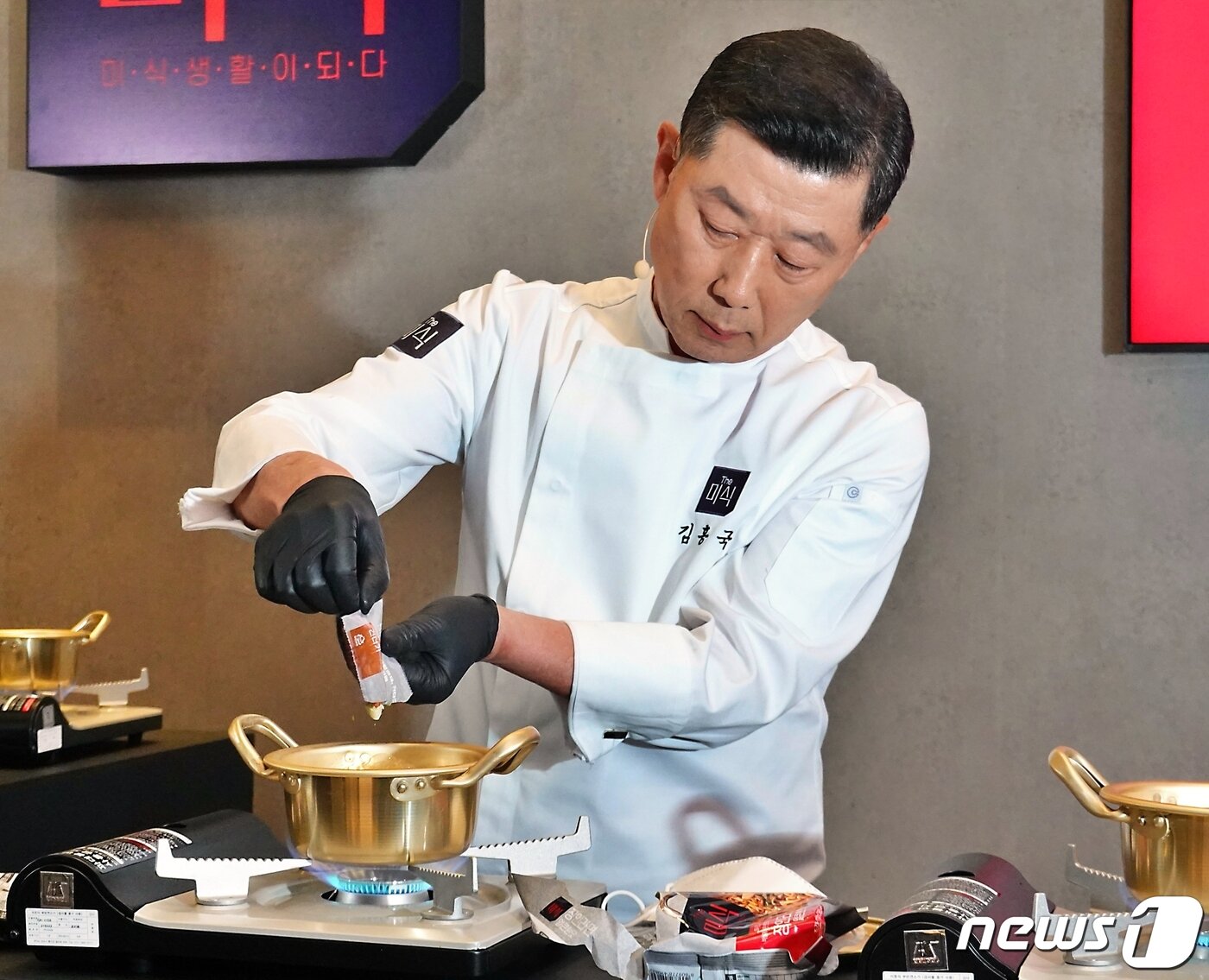 본문 이미지 - 김홍국 하림 그룹 회장이 14일 서울 강남구 본사 하림타워에서 열린 기자간담회에서 신제품 'The미식 장인라면'을 끓이고 있다. ⓒ 뉴스1 황덕현 기자