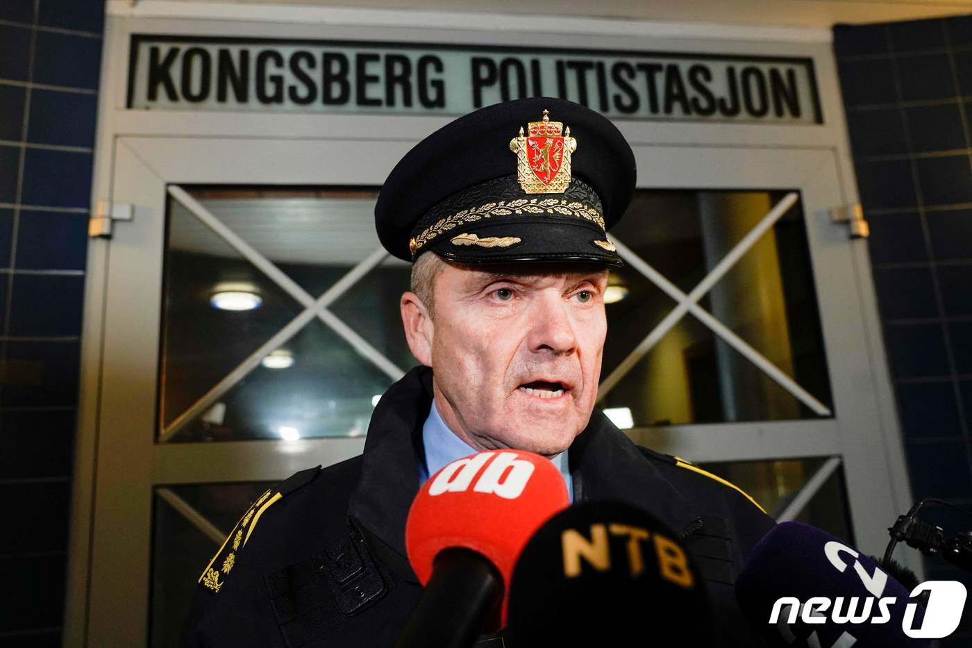 (콩스베르그 AFP=뉴스1) 신윤하 기자 = 13일(현지시간) 노르웨이 콩스베르그에서 활과 화살로 무장한 남성이 무차별 공격을 가해 5명이 숨지고 2명이 다쳤다. 사진은 오이빈드 …