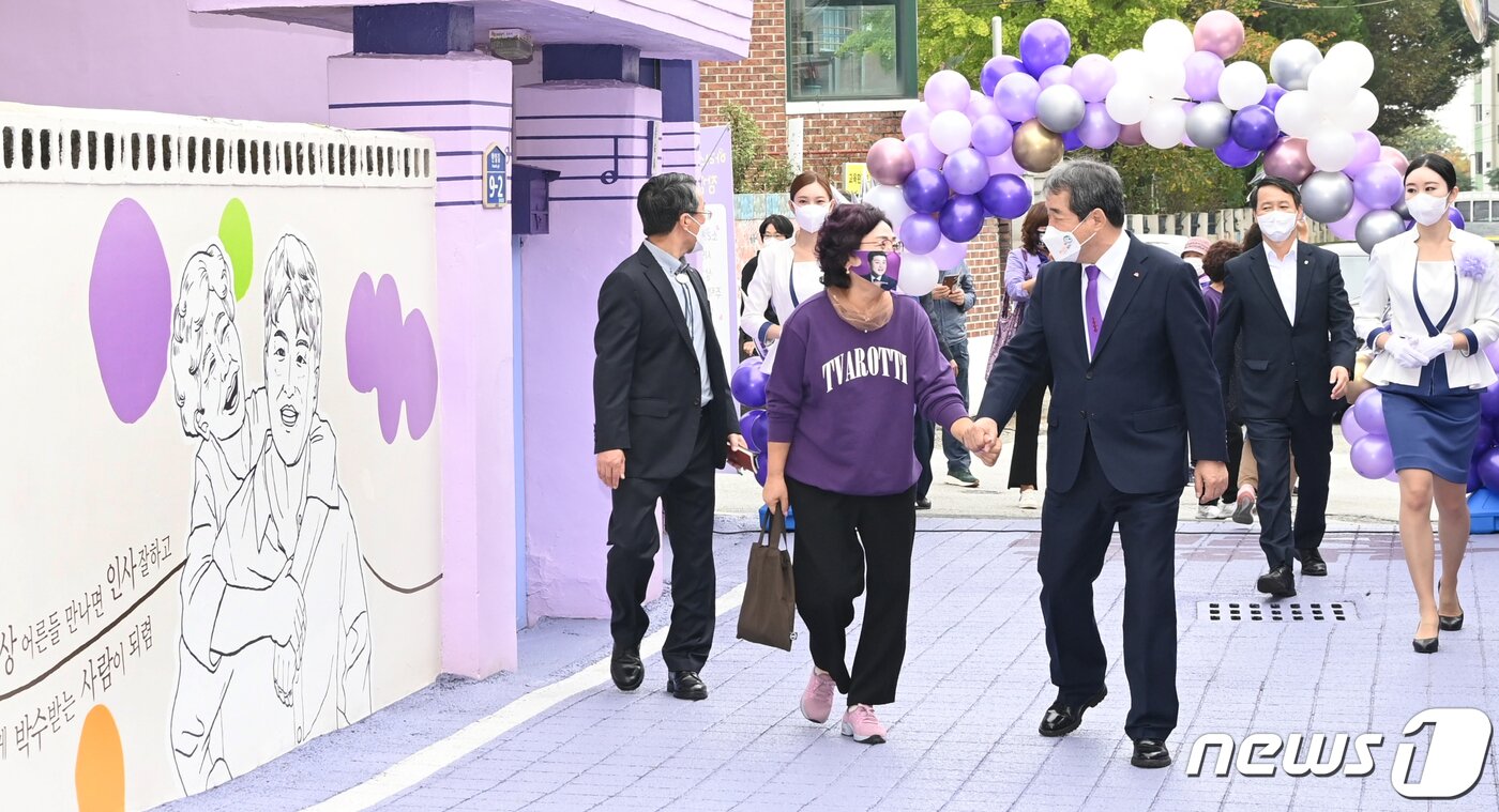 본문 이미지 - 김충섭 김천시장이 14일 김천예고 옆 연화지 일대에서 열린 '김호중 소리길'준공식을 마친 뒤 거리를 둘러보고 있다. (김천시 제공) 2021.10.14/뉴스1 ⓒ News1 정우용 기자