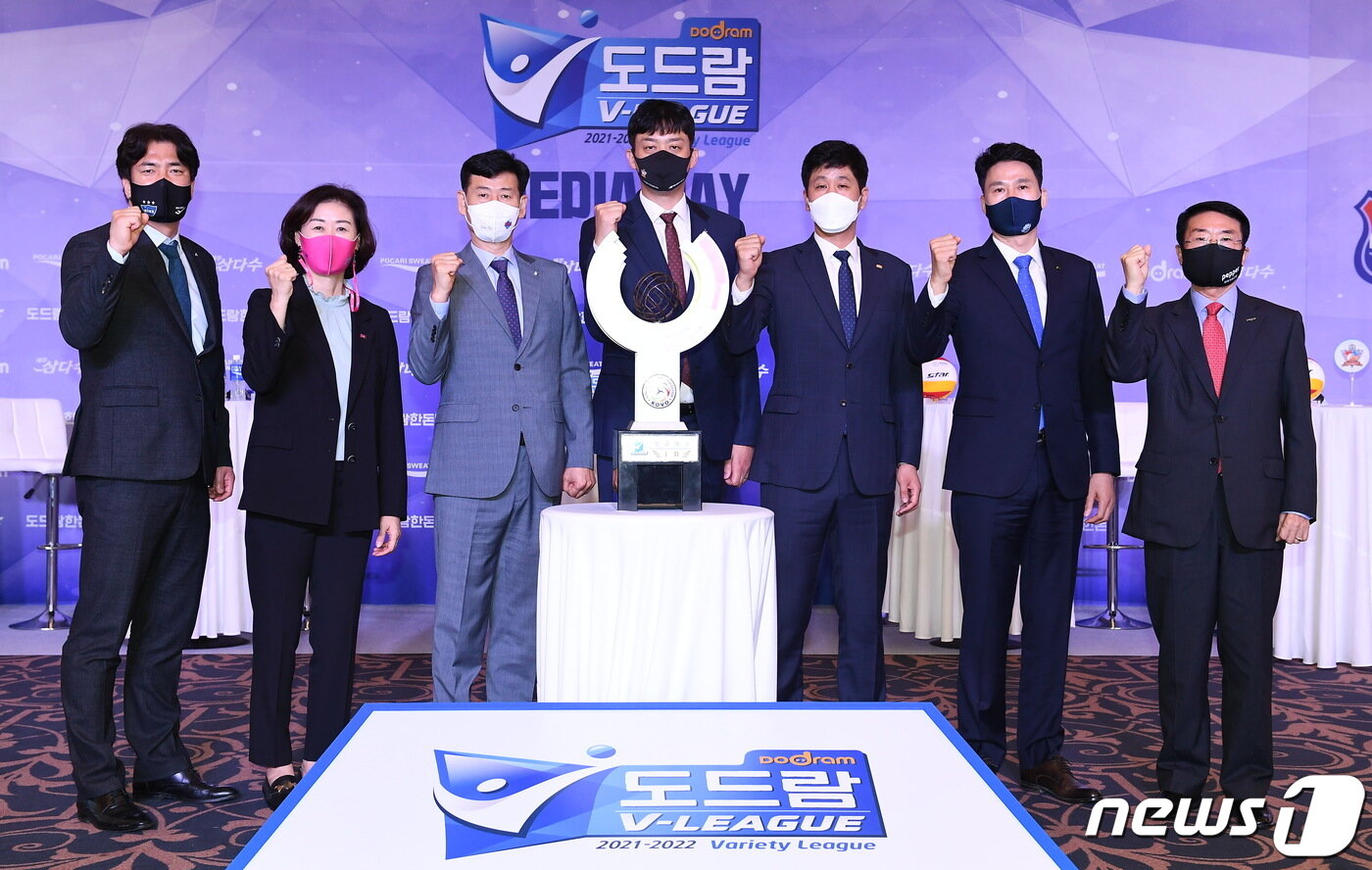 본문 이미지 - 14일 서울 청담동 리베라호텔에서 도드람 V리그 2021-22시즌 여자부 미디어데이에서 7개 구단 감독들이 기념촬영을 하고 있다. (한국배구연맹 제공) 2021.10.14/뉴스1