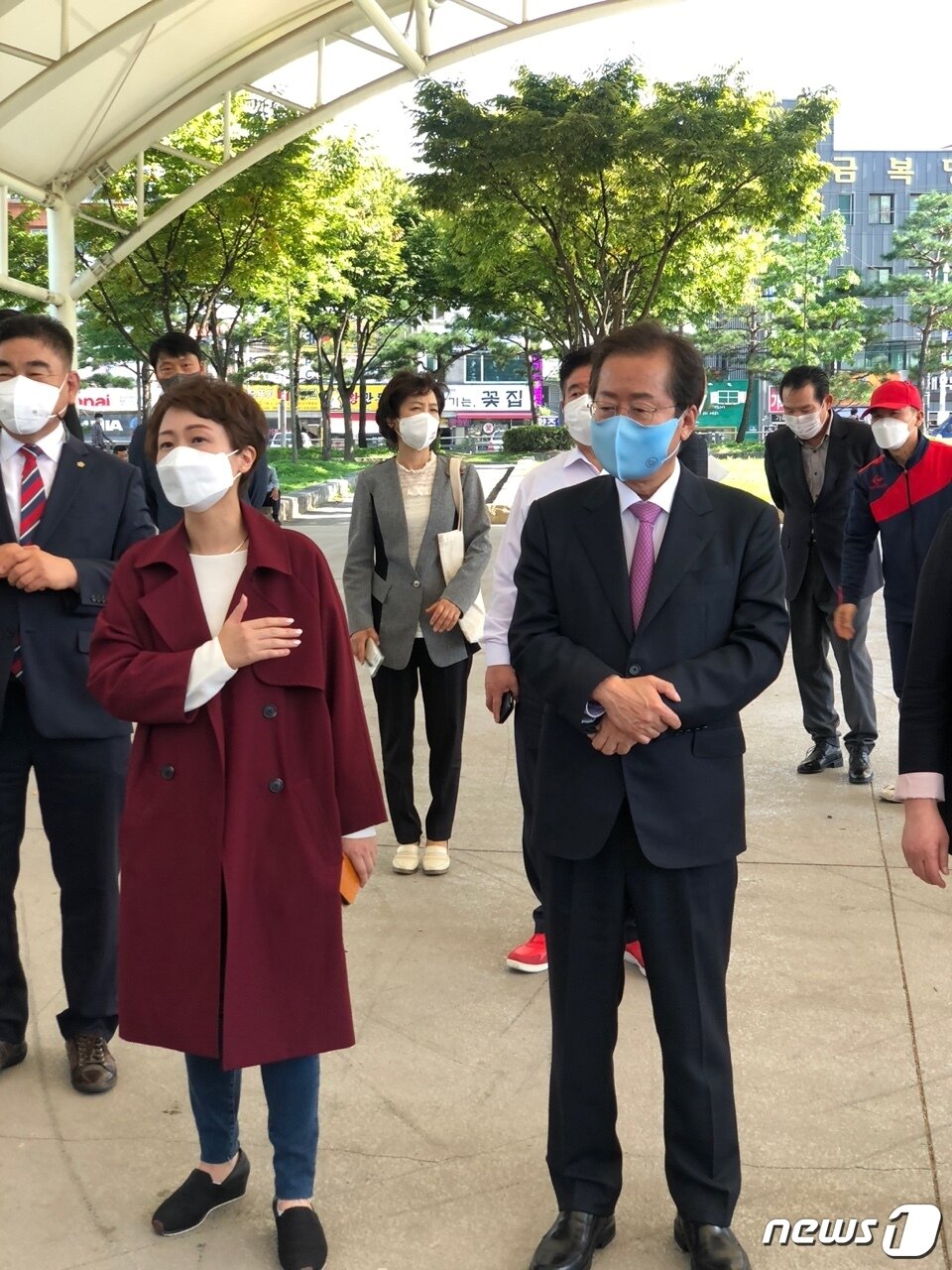 본문 이미지 - 지난 15일 경기도 양주시 덕계공원에서 이언주 공동선거대책위원장과 함께 발언하는 홍준표 국민의힘 후보. (홍준표 캠프 제공) ⓒ 뉴스1